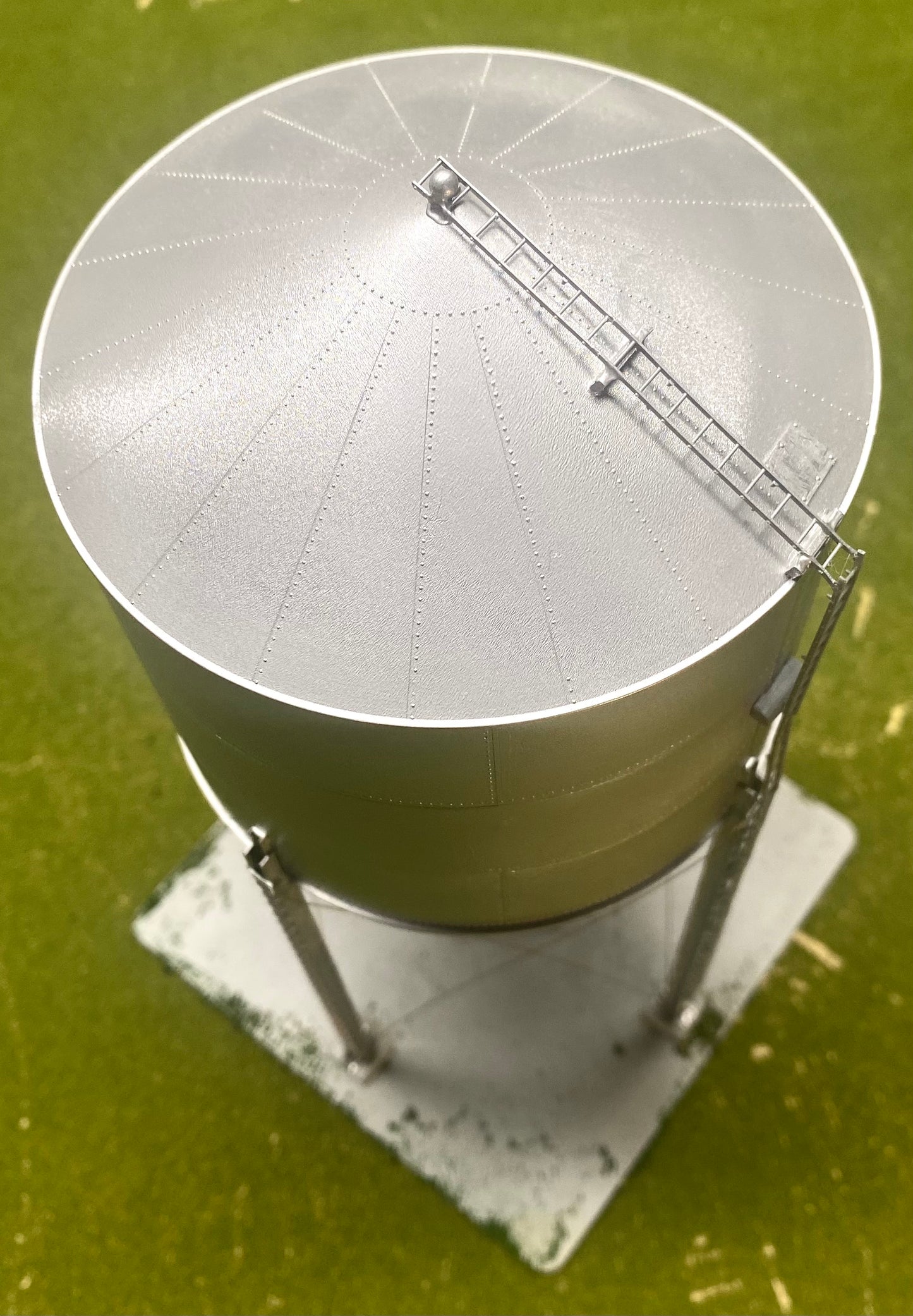 Tichy Train Group HO Scale Large 125,000 Gallon Steel Water Tower Fully Assembled