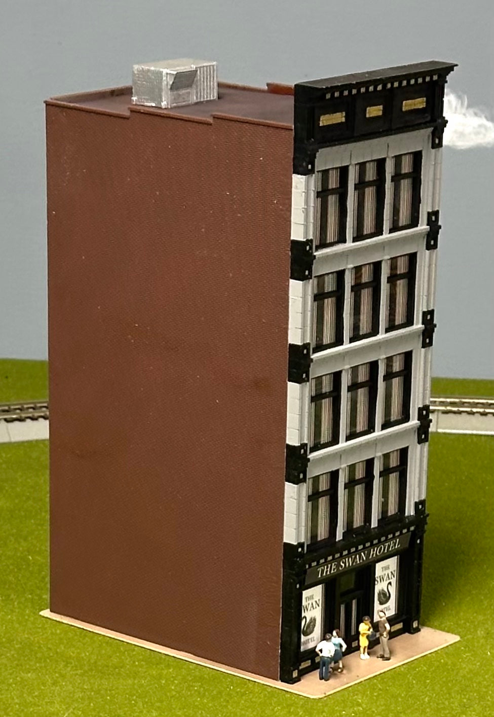 City Classics HO Scale Custom Painted 5-Story Art Deco Building "The Swan Hotel" Street Figures Lighted