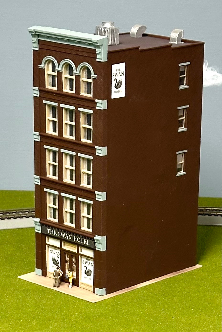City Classics HO Scale Custom Painted 5-Story Art Deco Building "Swan Hotel" Street Figures Lighted Lighted