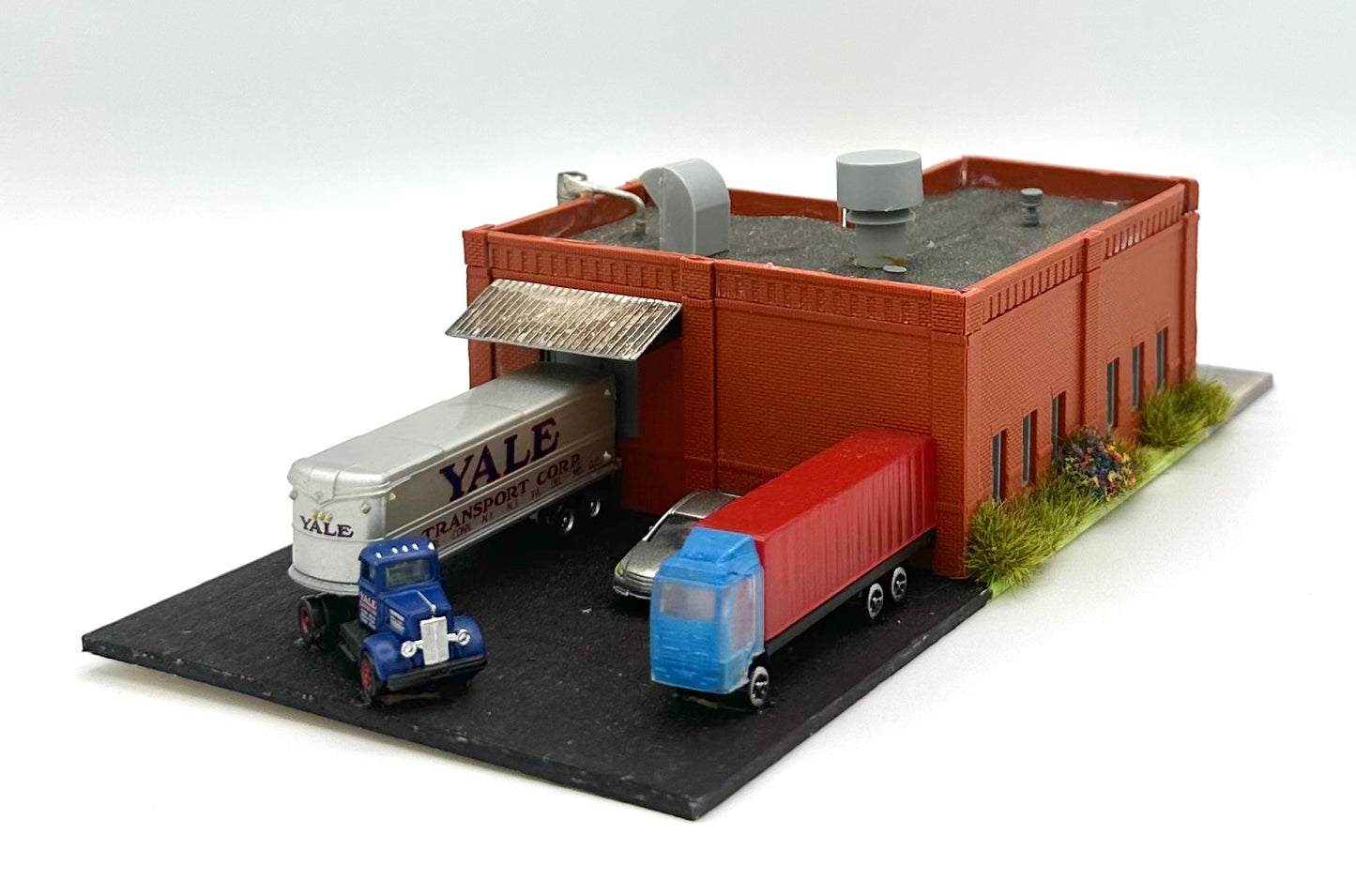 DPM Modular N Scale Factory/Warehouse + Delivery Vehicles New Diorama