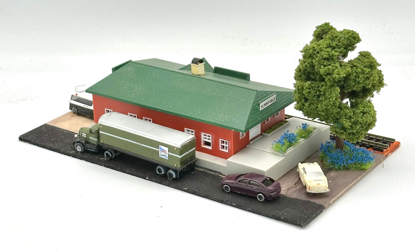 Bachmann N Scale "Sunnyvale " Train StationLighted Diorama