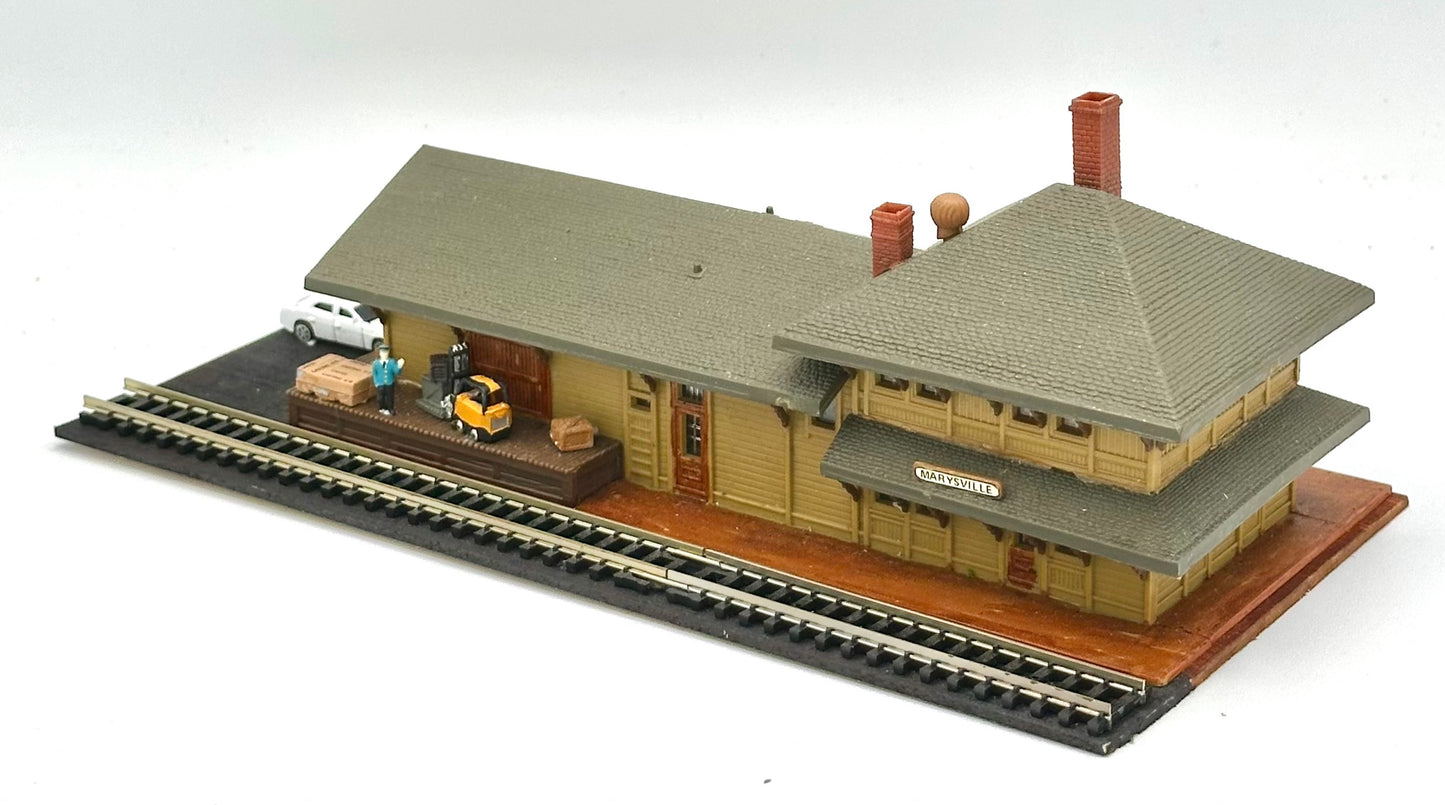 AHM N Scale "Marysville " Country Train Station, Fully Assembled. Lighted Diorama