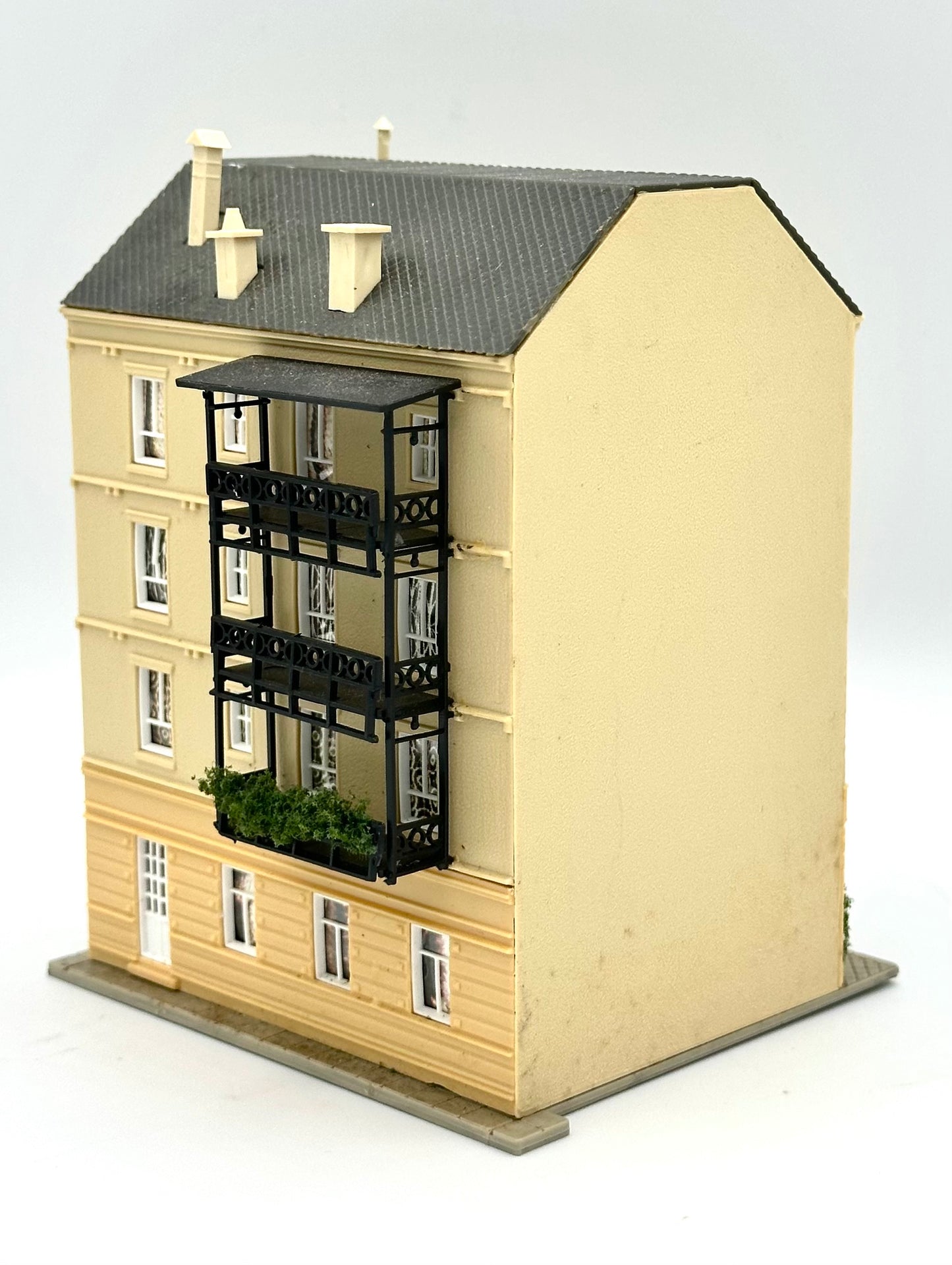 Pola N Scale Custom Painted 5-Story Apartment Building with Balconies