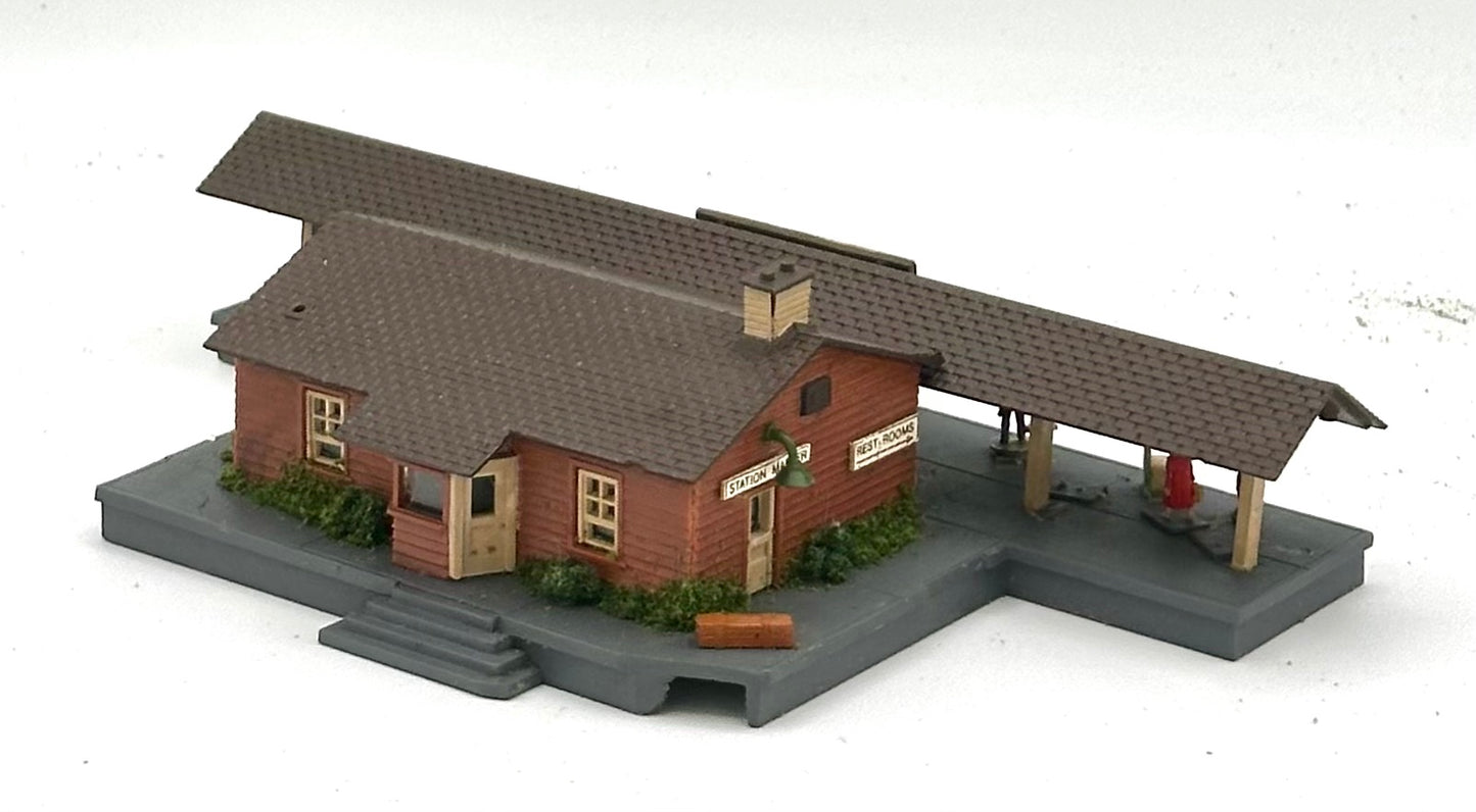 AHM N Scale 5899 "Ramsey Junction " Country Train Station, Fully Assembled.