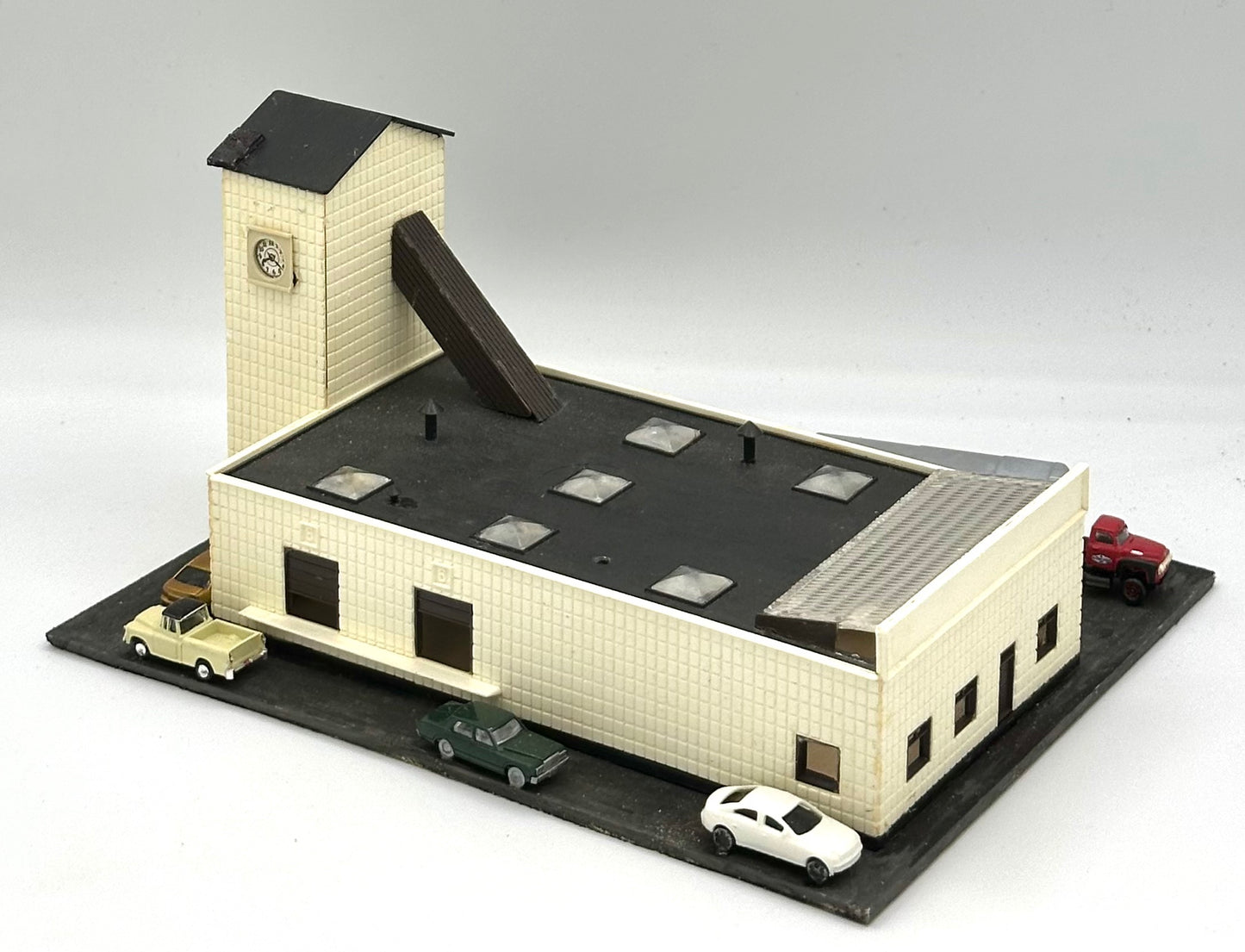 Heljan N Scale B-674 Cold Store Storage Factory Building Fully Assembled.