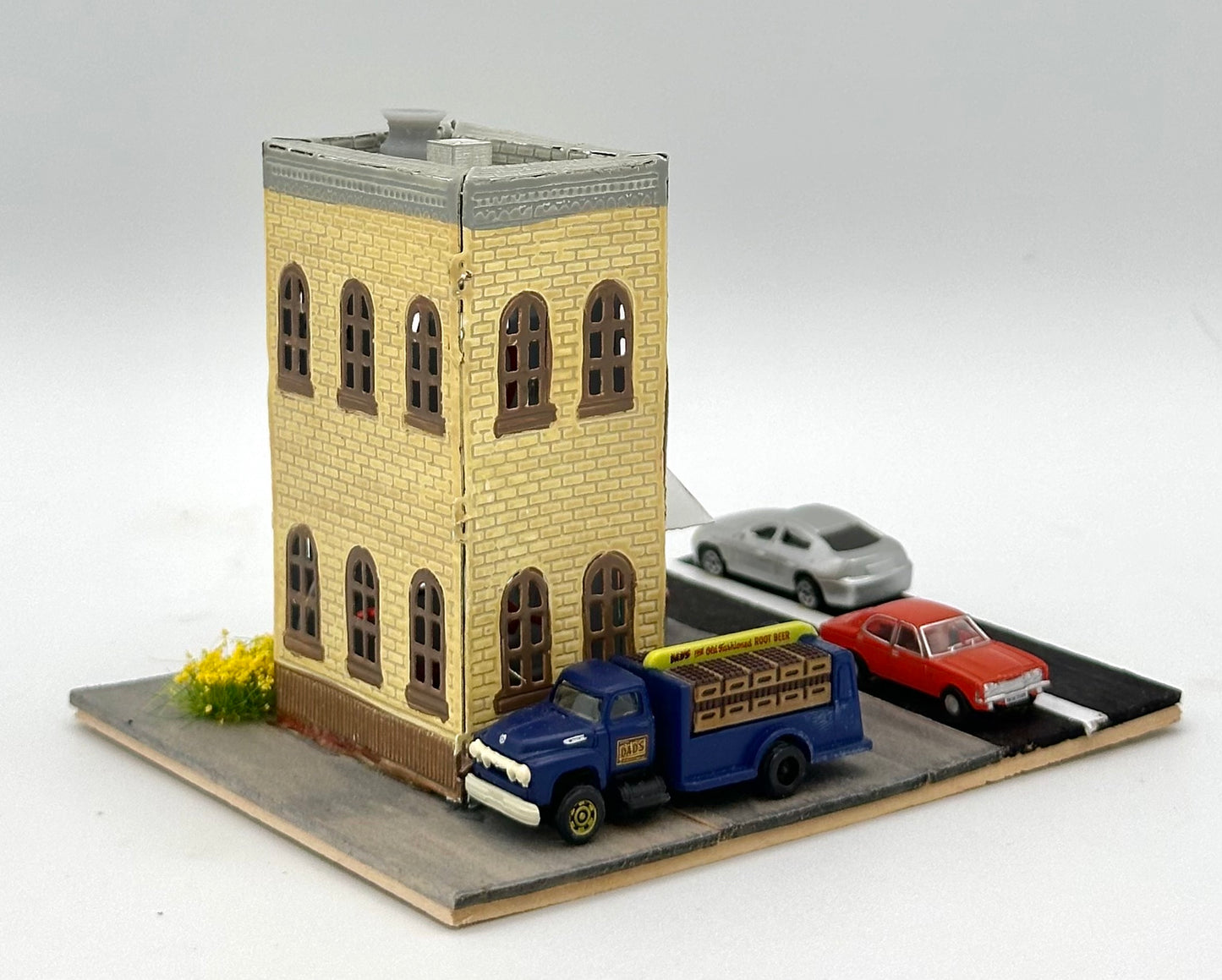 N Scale Custom Built/Painted "Coffee Shop" and Yard Fully Assembled New Diorama.
