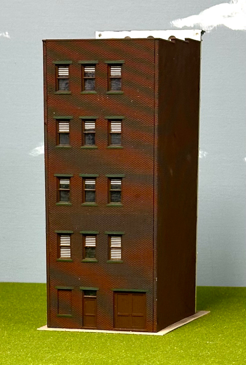 City Classics HO Scale Custom Painted 5-Story Art Deco " Office Block" Street Figures Lighted
