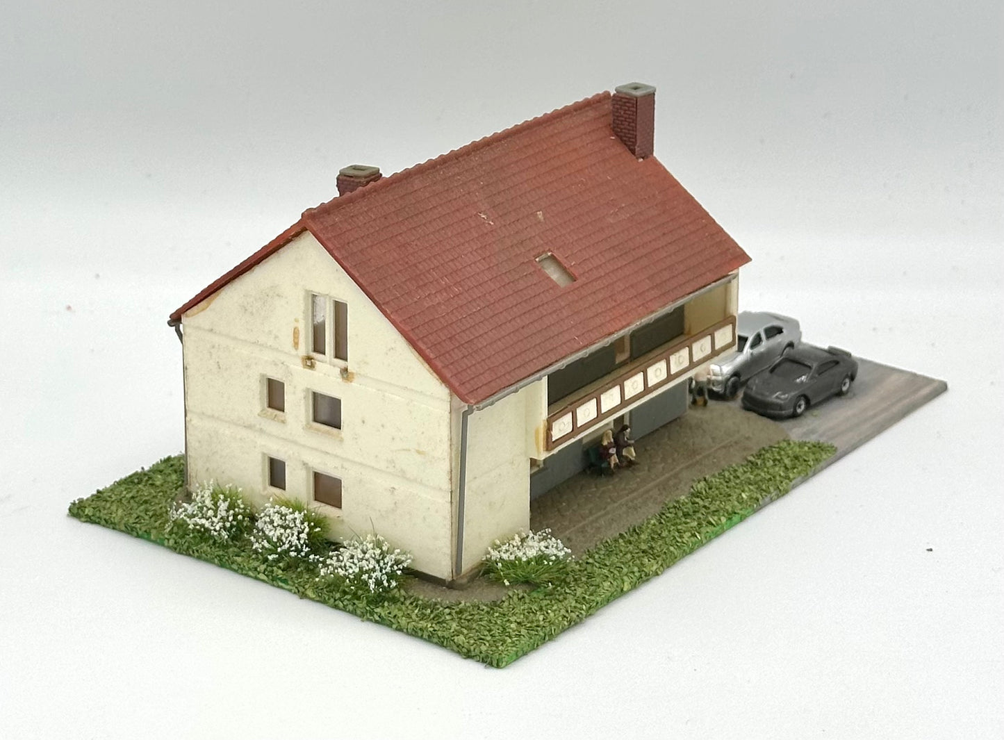 N Scale Modern Weathered 3-Story Apartment Building Fully assembled