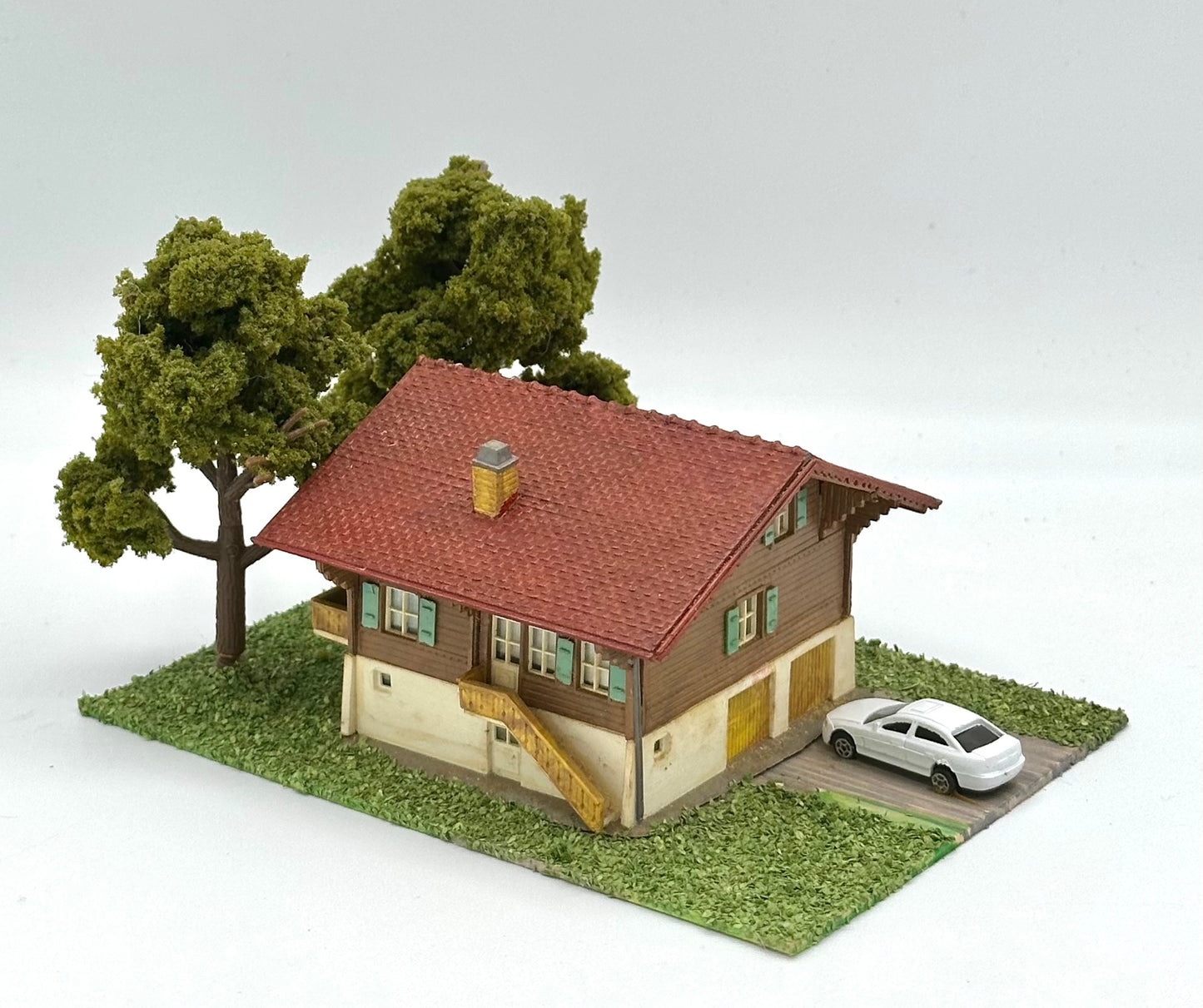 N Scale Modern Weathered 3-Story Chalet Style Family Home Fully assembled Lighted