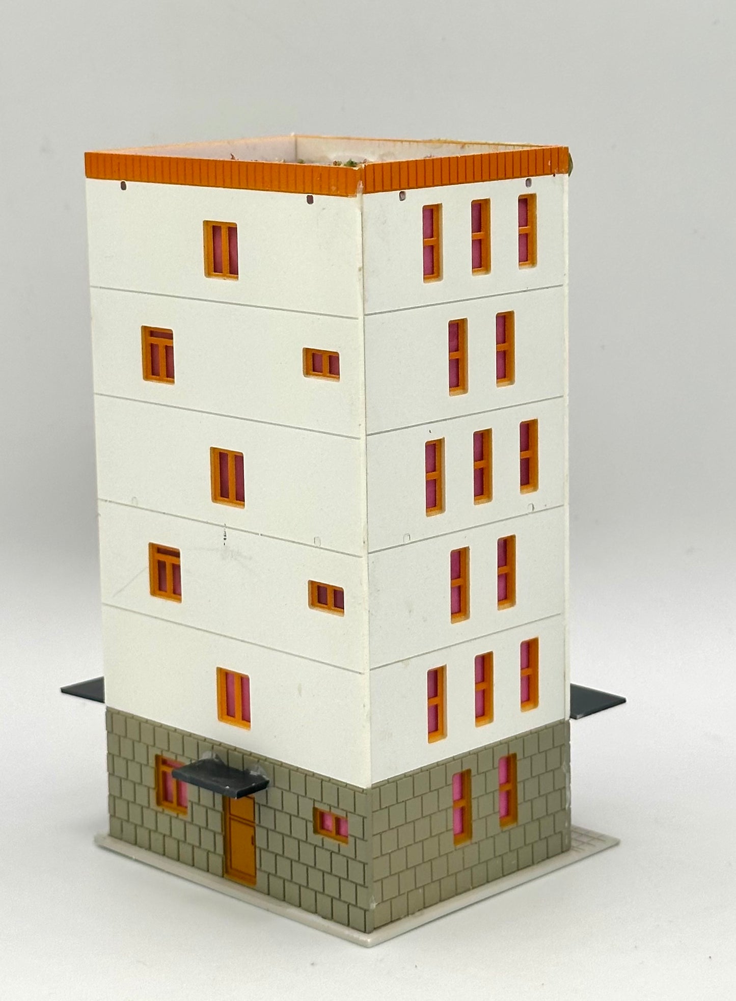 Outlands Style N Scale Custom Built/Painted 6-Story "Seven Eleven" Street/Inside Figures