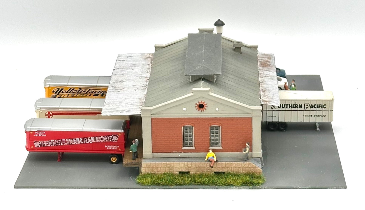 Pola N Scale Custom Weathered Warehouse Fully Assembled Lighted Street Lamp Diorama