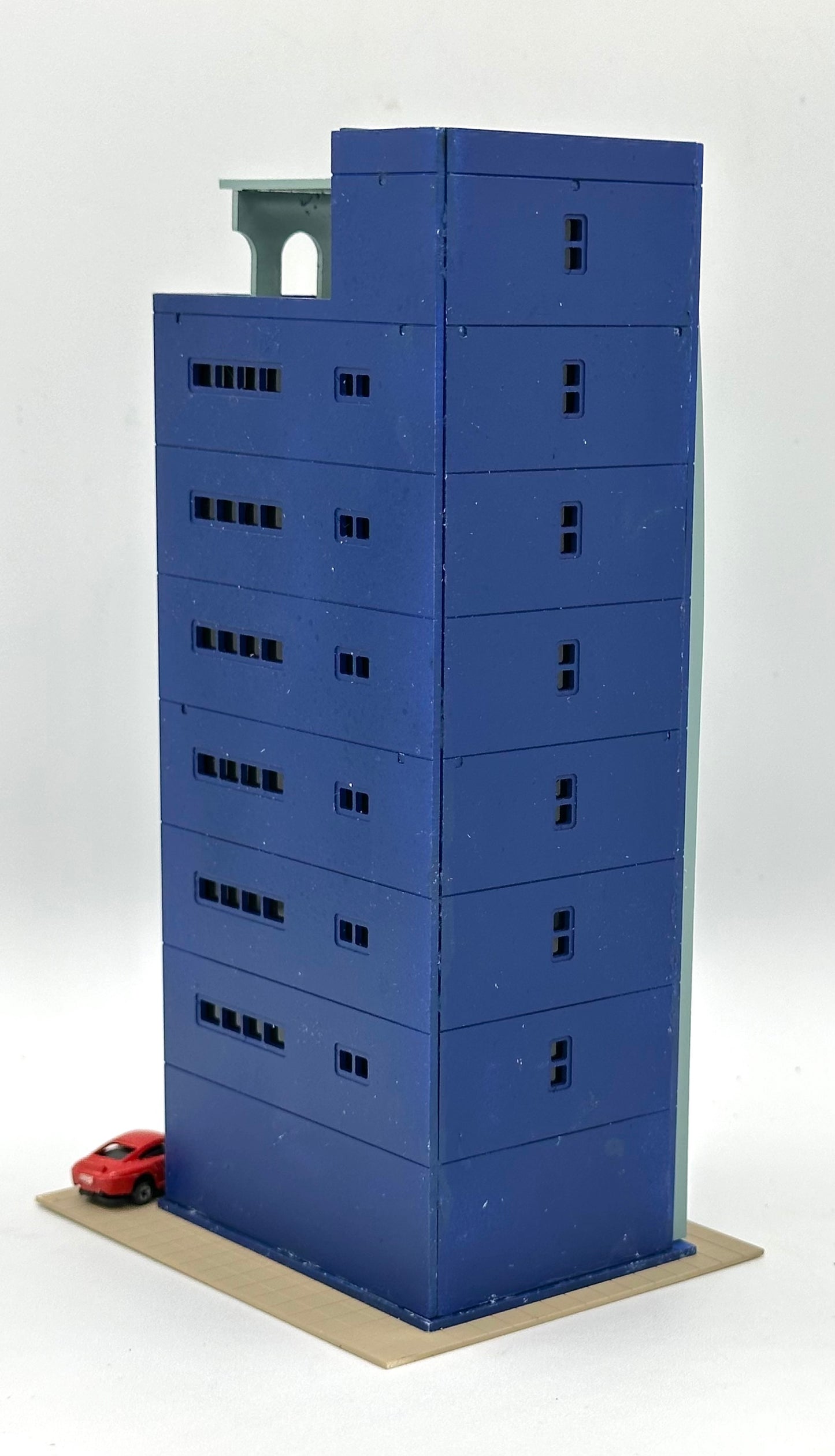 Outlands Style N Scale Custom Built/Painted 8-Story Apartment Building Street Figures/Vehicles