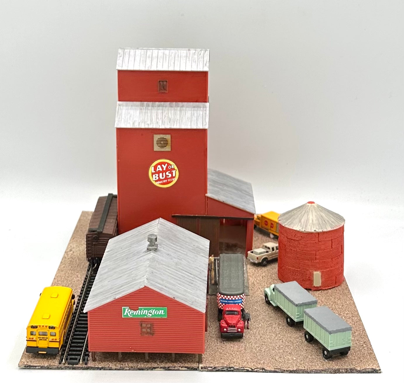 Walthers Cornerstone N Scale 933-3238 Trackside Grain Elevator Out Buildings /Vehicles.New Diorama
