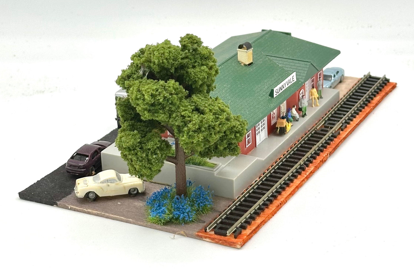 Bachmann N Scale "Sunnyvale " Train StationLighted Diorama