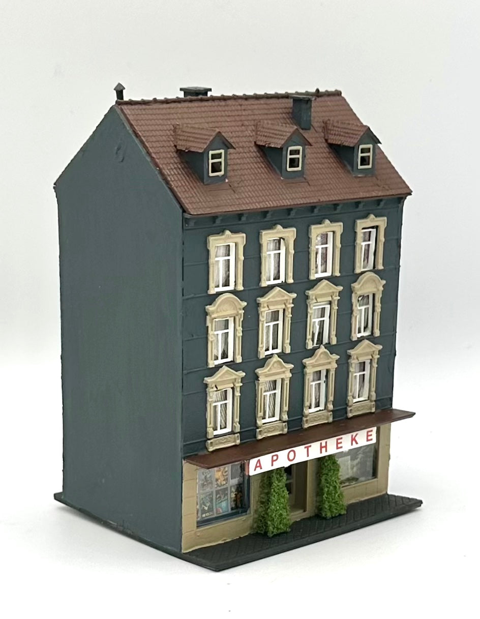 Pola N ScaleCustom Painted 5-Story Apartment Building/Apotheke