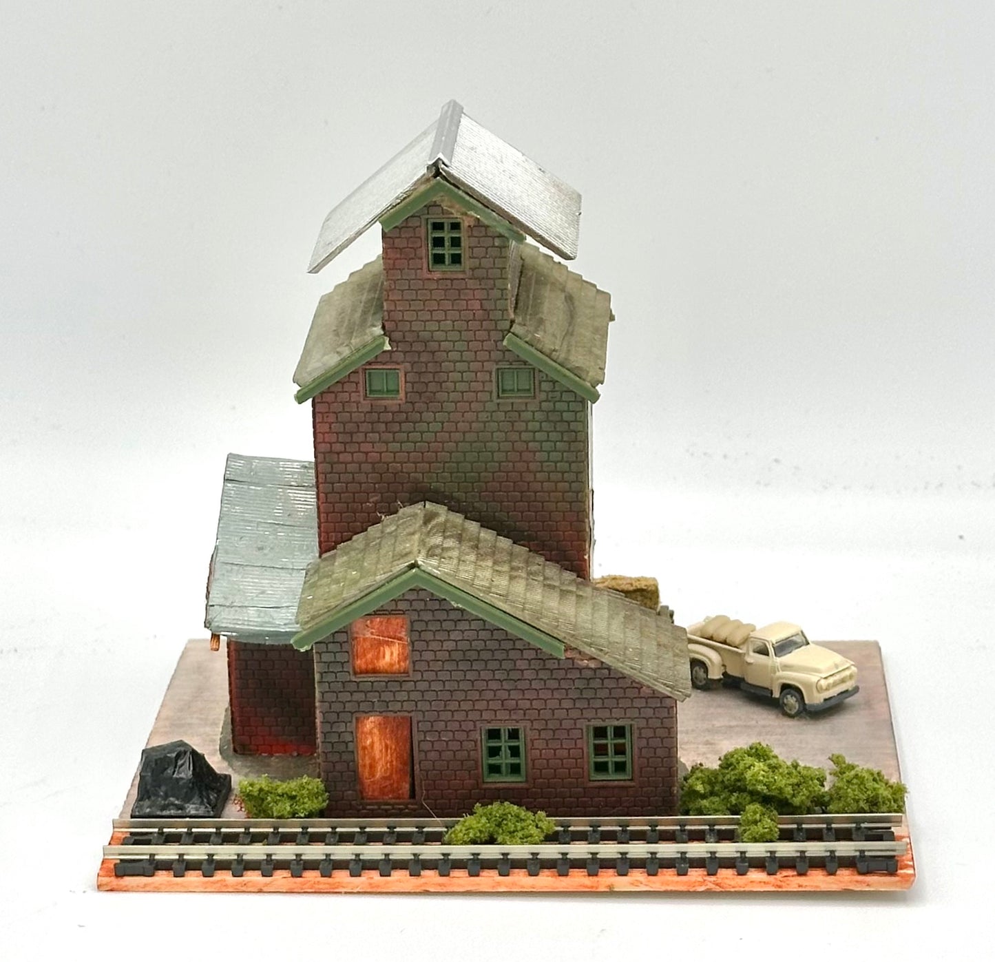 N Scale Custom Built/Painted Weathered Trackside Grain ElevatorDiorama.