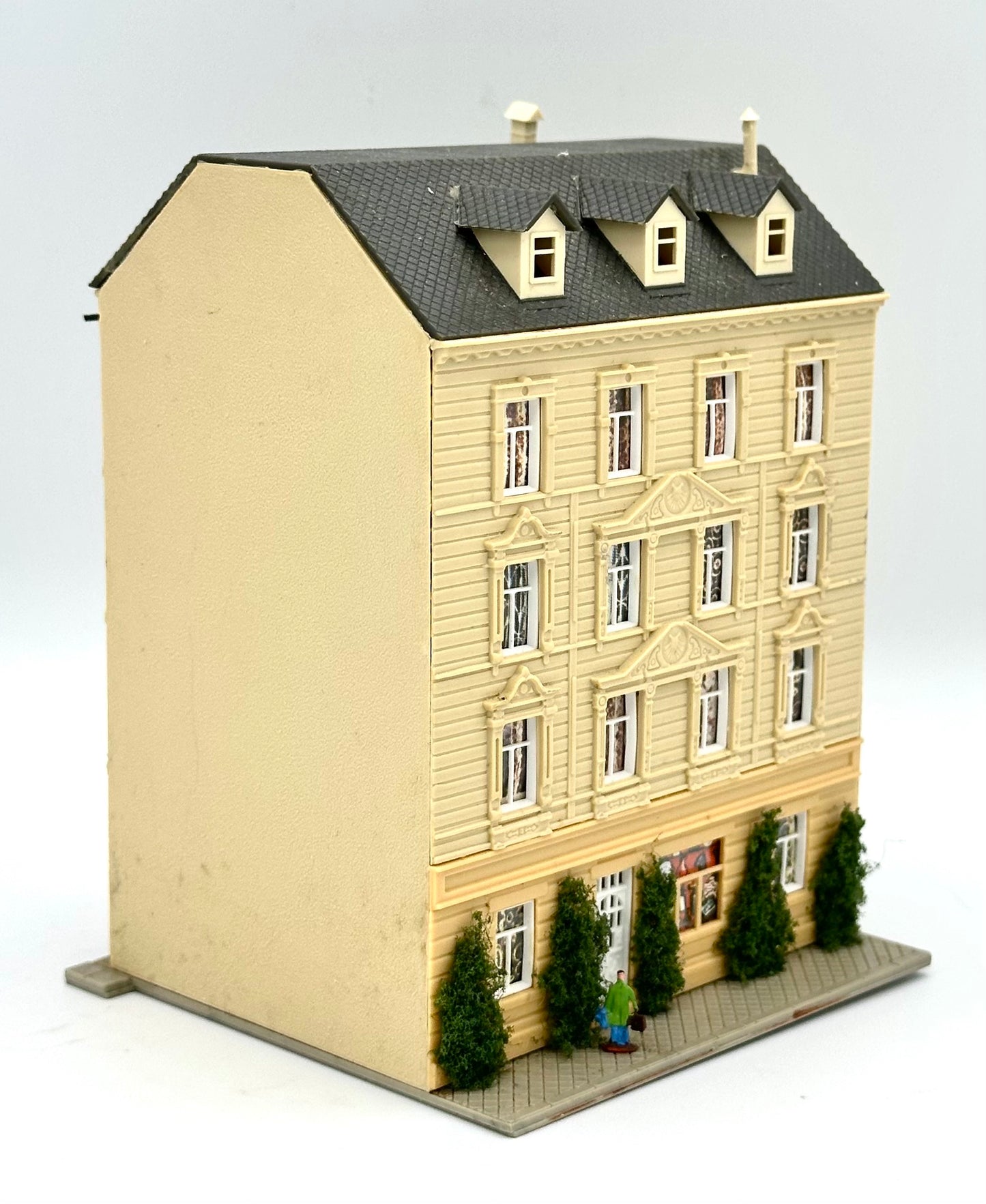 Pola N Scale Custom Painted 5-Story Apartment Building with Balconies