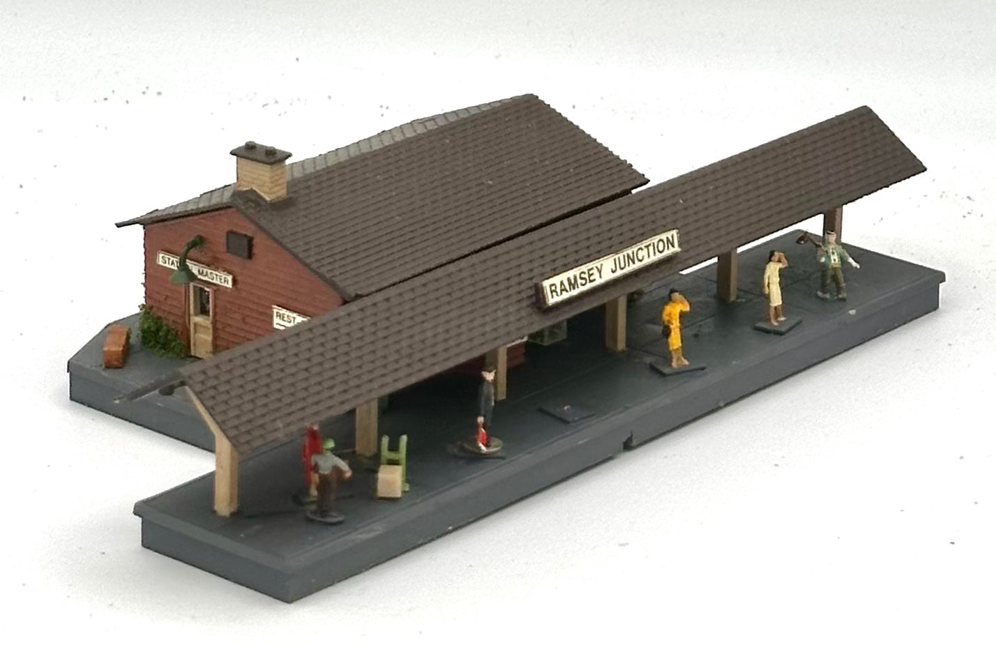 AHM N Scale 5899 "Ramsey Junction " Country Train Station, Fully Assembled.