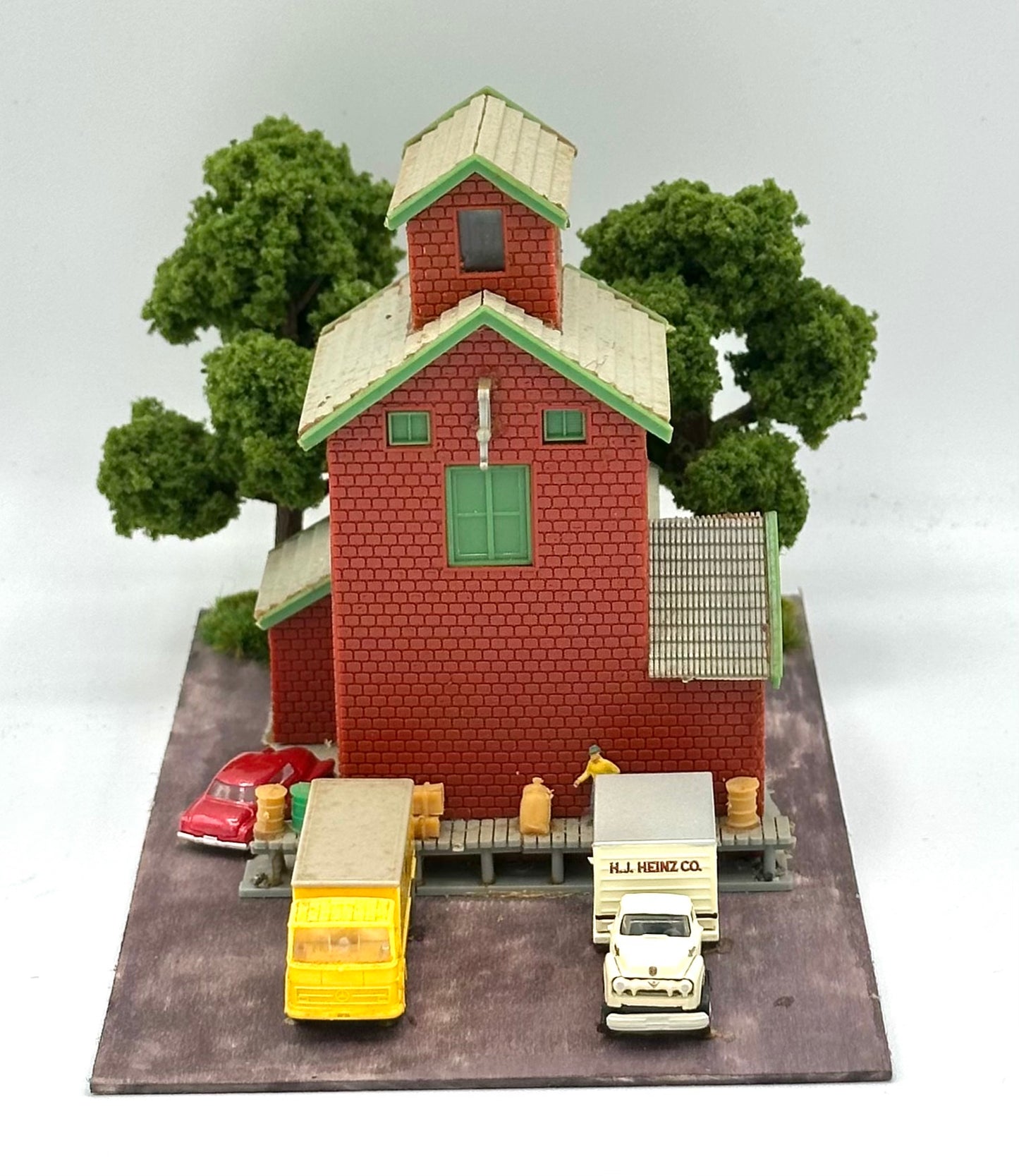 N Scale Custom Built Grain Elevator/Warehouse Diorama.