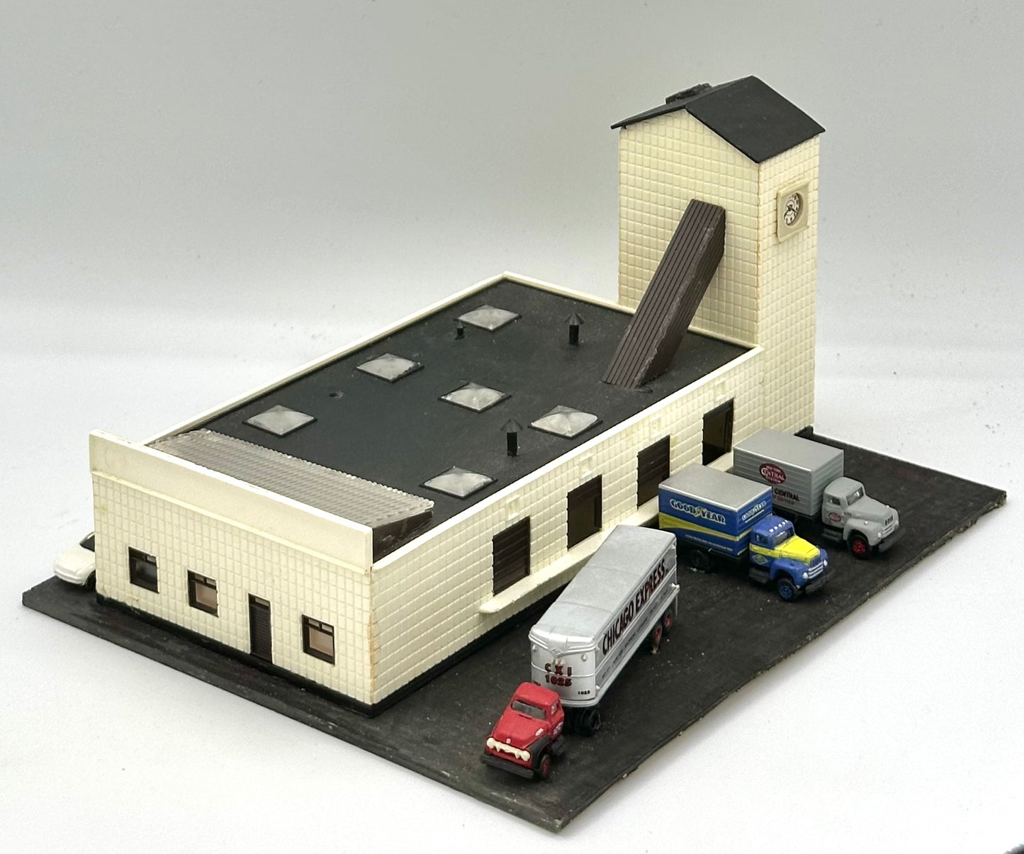 Heljan N Scale B-674 Cold Store Storage Factory Building Fully Assembled.