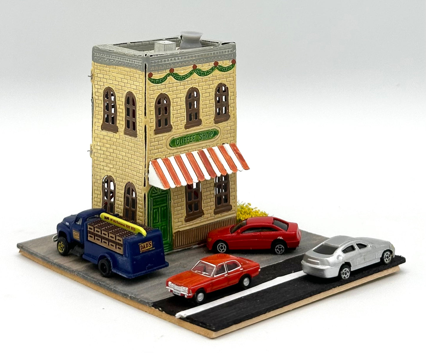 N Scale Custom Built/Painted "Coffee Shop" and Yard Fully Assembled New Diorama.