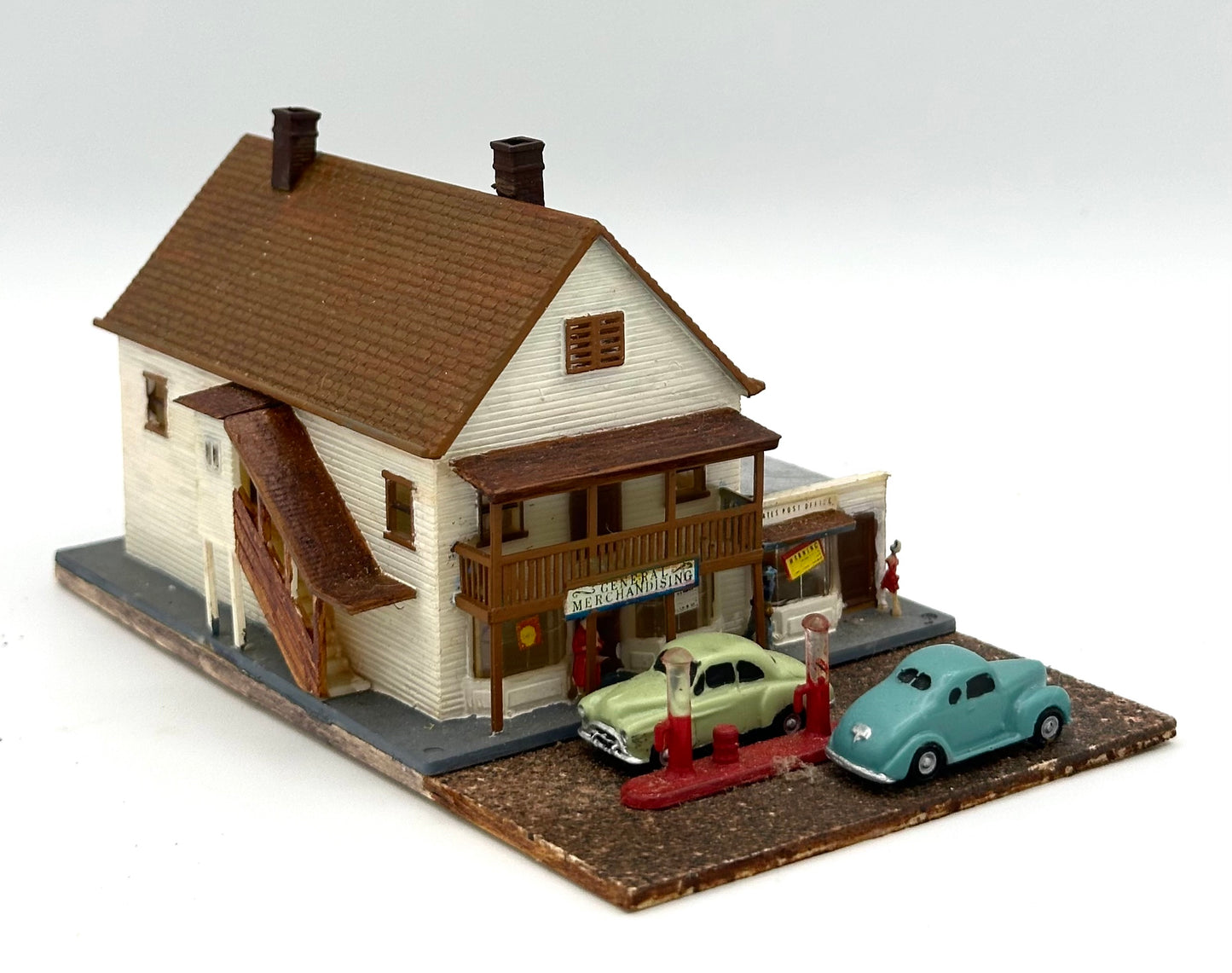 N Scale Old Style Gas Station/General Merchandising Fully Assembled Lighted Diorama