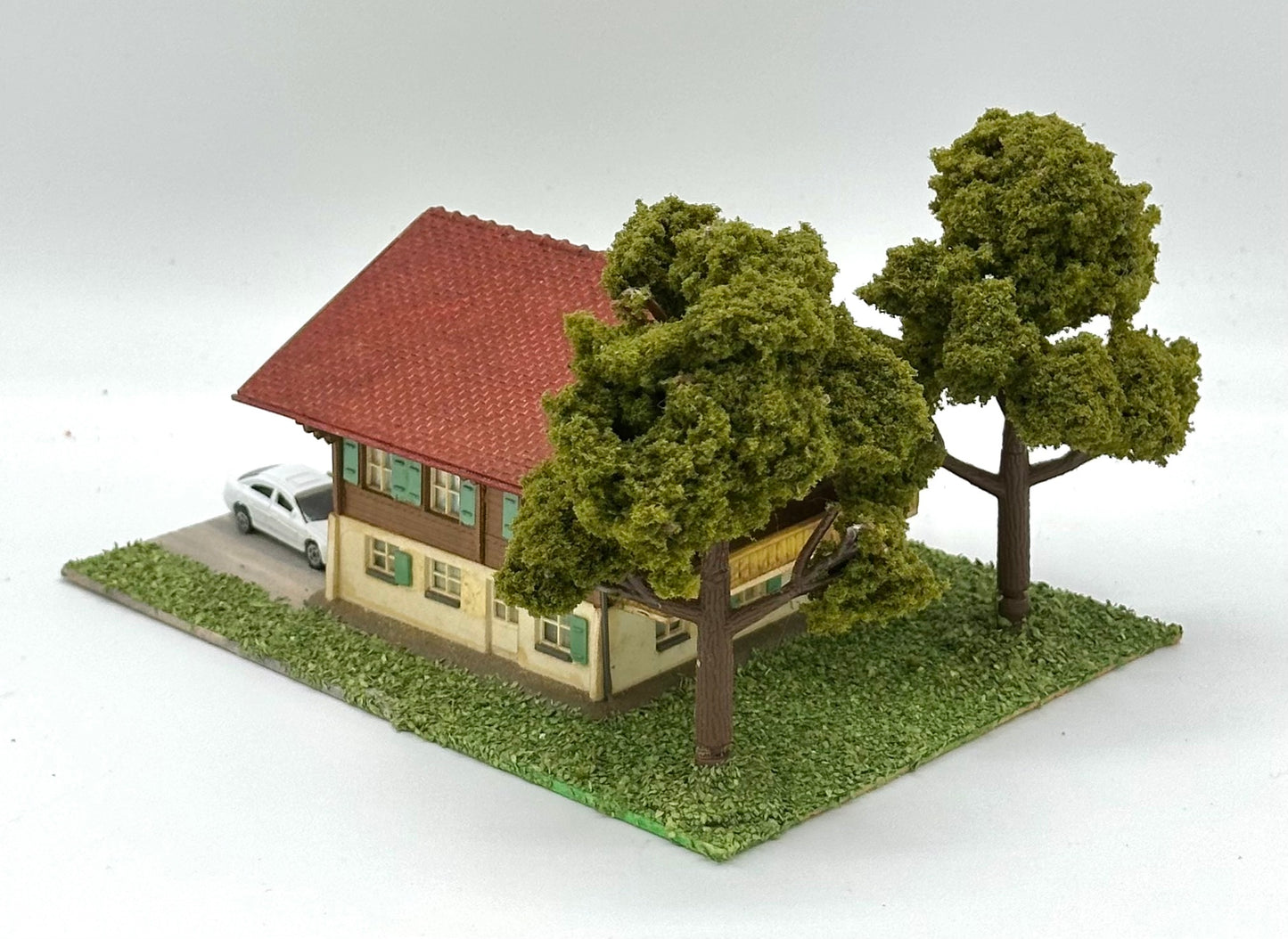 N Scale Modern Weathered 3-Story Chalet Style Family Home Fully assembled Lighted