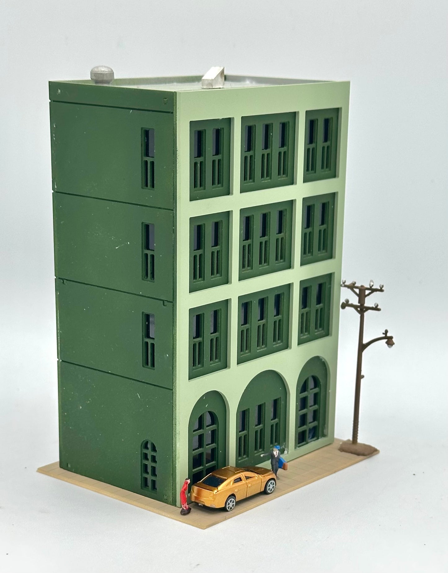 Outlands Style N Scale Custom Built/Painted 4-Story Tower Block + Vehicle/Street Figures