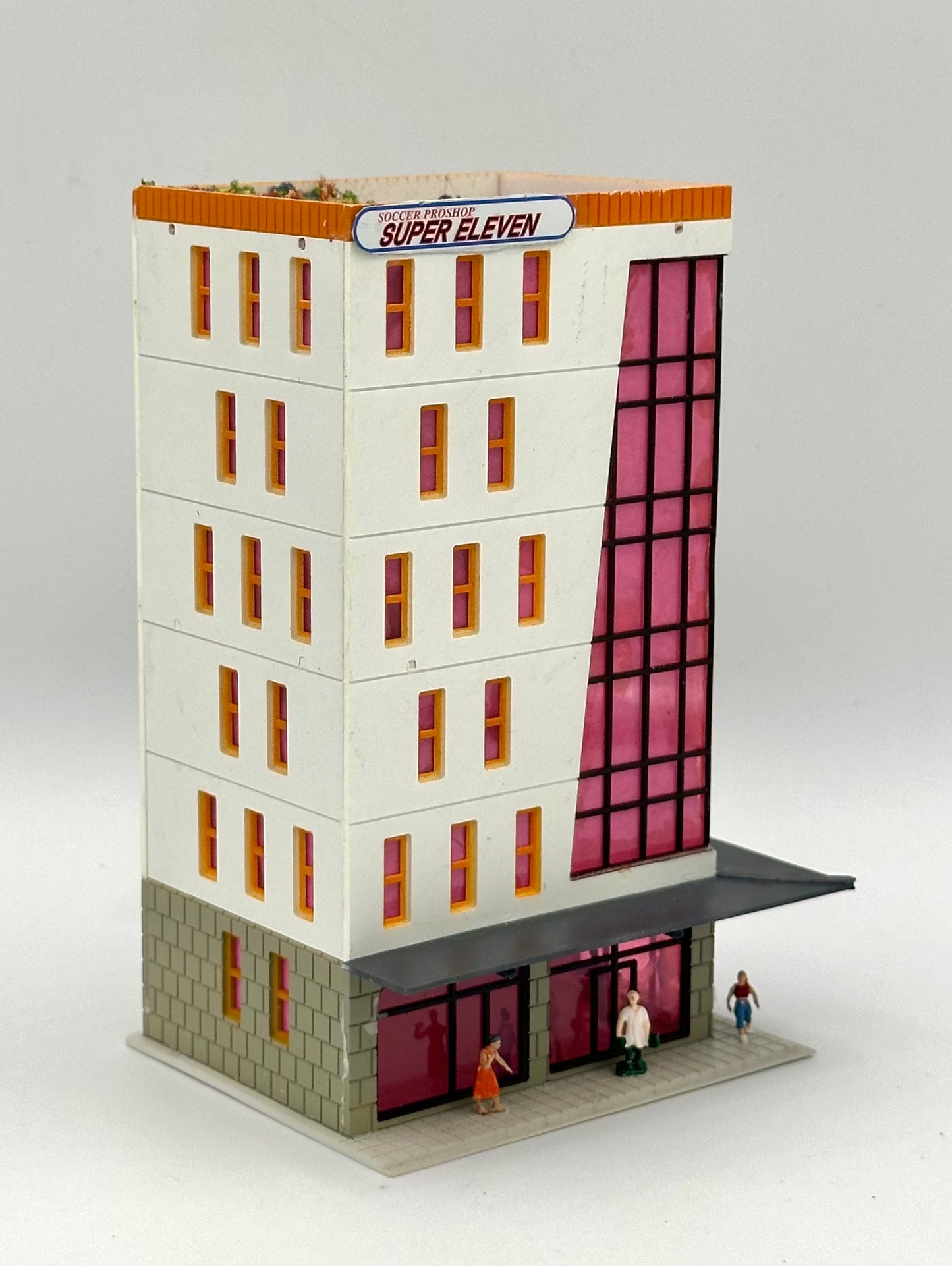 Outlands Style N Scale Custom Built/Painted 6-Story "Seven Eleven" Street/Inside Figures