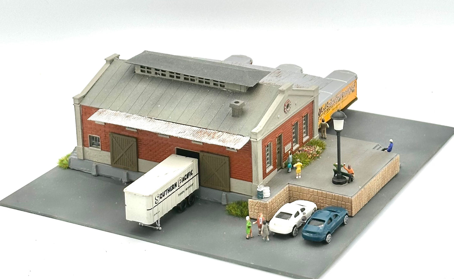 Pola N Scale Custom Weathered Warehouse Fully Assembled Lighted Street Lamp Diorama
