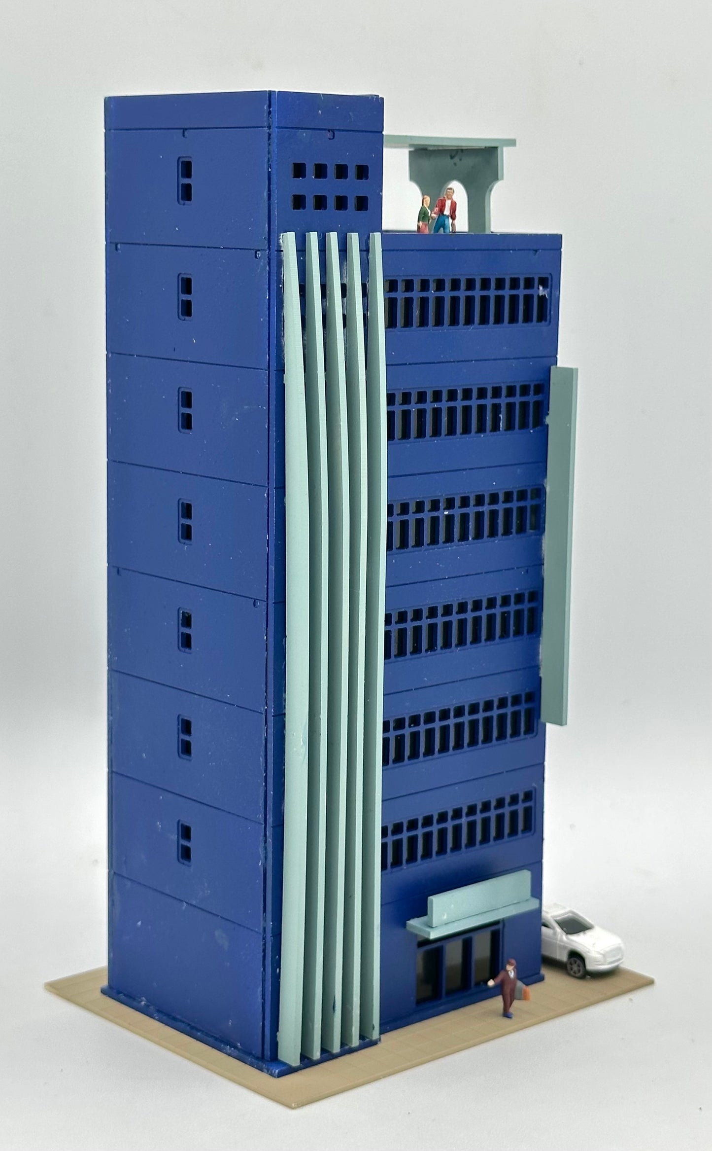 Outlands Style N Scale Custom Built/Painted 8-Story Apartment Building Street Figures/Vehicles