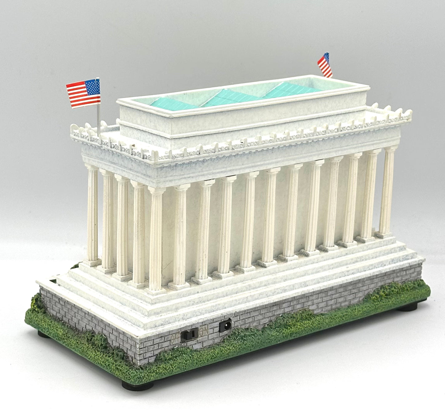 The Bradford Exchange ByHawthorne Village, "Lincoln Memorial Masterpiece" #0586 Lighted Display.