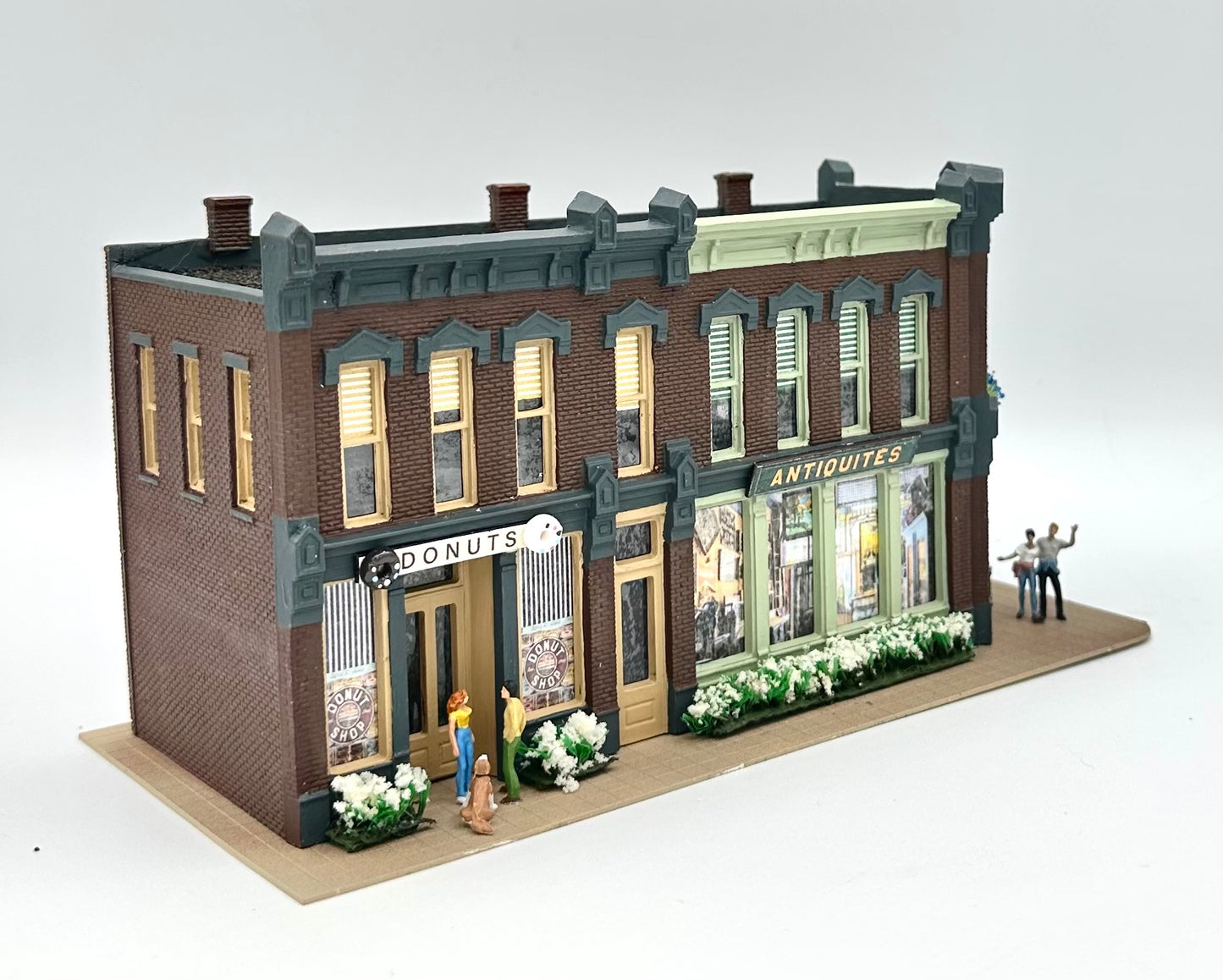 DPM 12100 HO Scale Fully Assembled Seymour Block " Donuts/Antiquites" Lighted