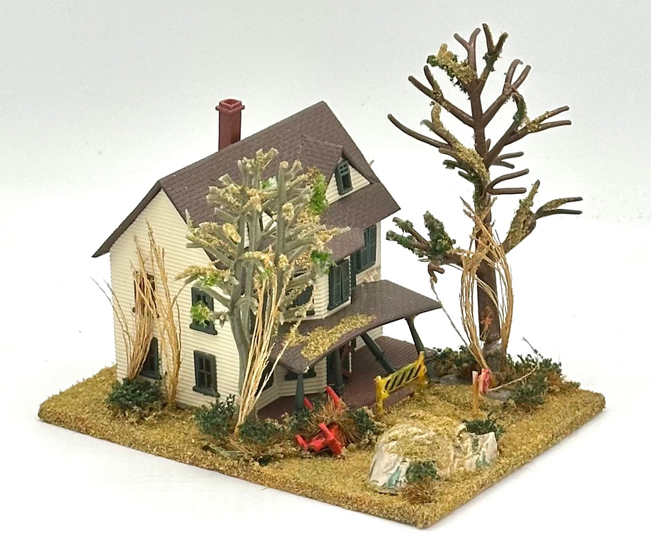 N Scale Custom Built Abandoned Derelict House Lighted Diorama.