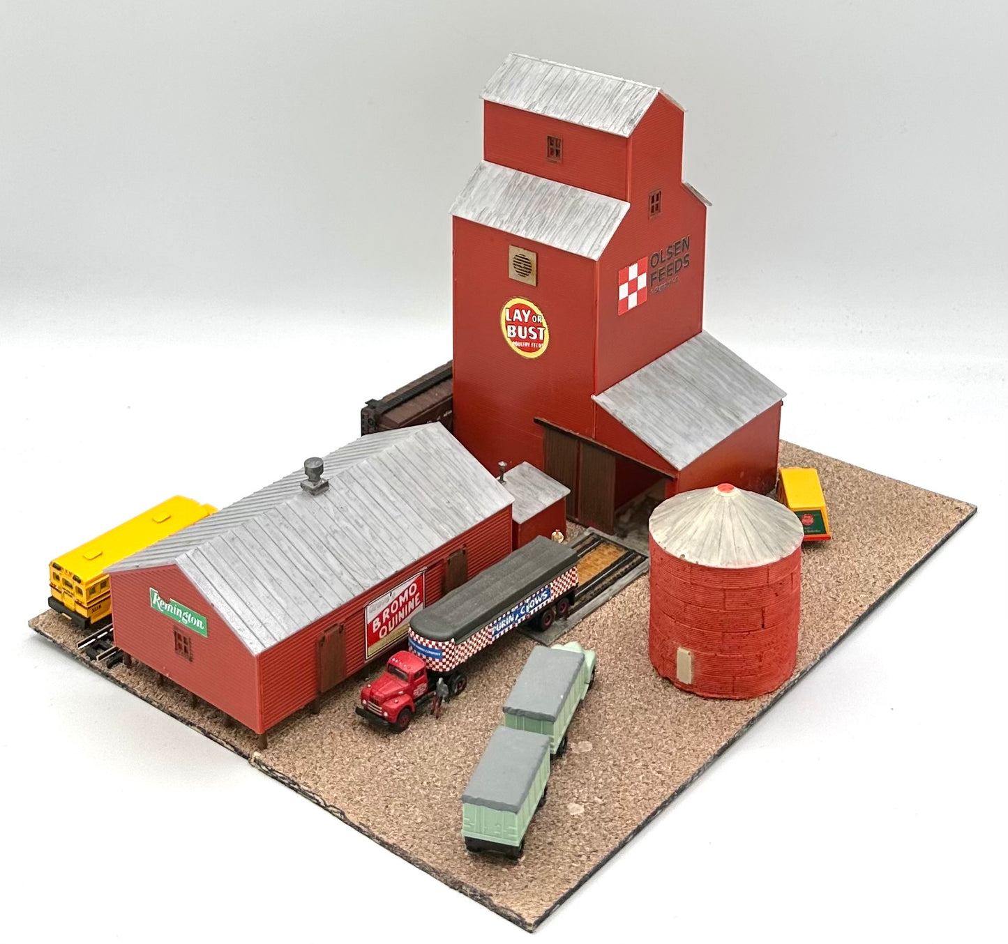 Walthers Cornerstone N Scale 933-3238 Trackside Grain Elevator Out Buildings /Vehicles.New Diorama