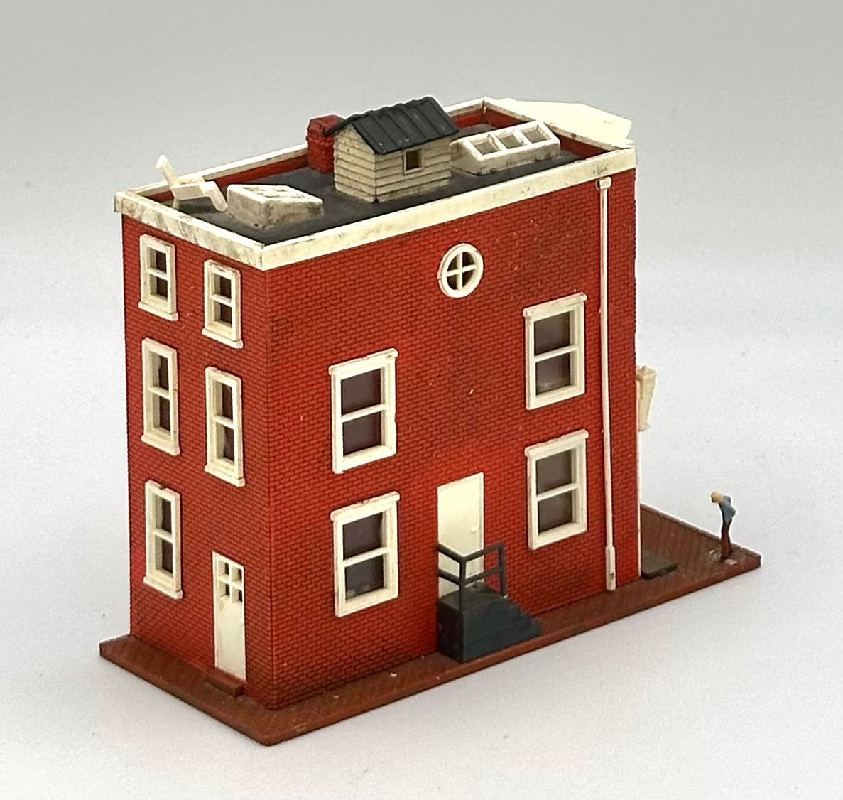 N Scale 3-Story Small Shop/ Apartments Weathered, Street figures Fully assembled
