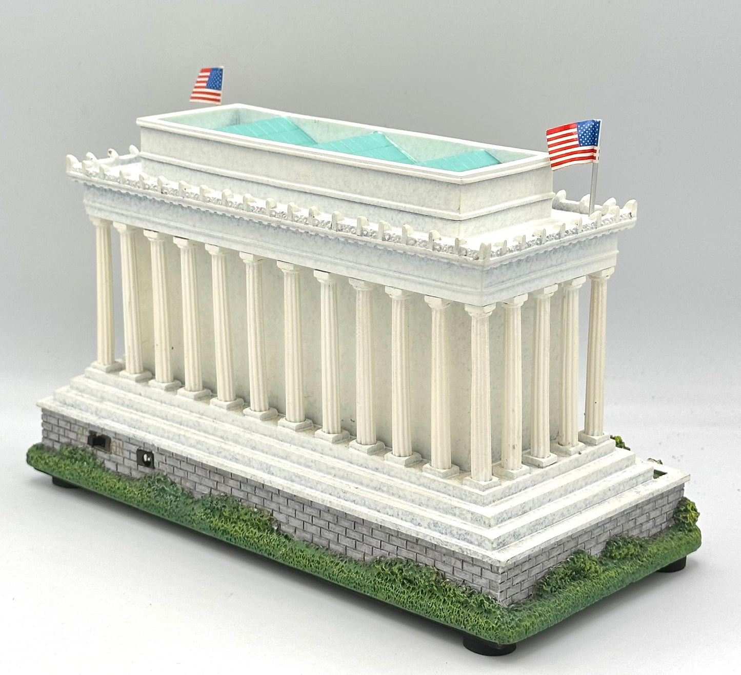 The Bradford Exchange ByHawthorne Village, "Lincoln Memorial Masterpiece" #0586 Lighted Display.