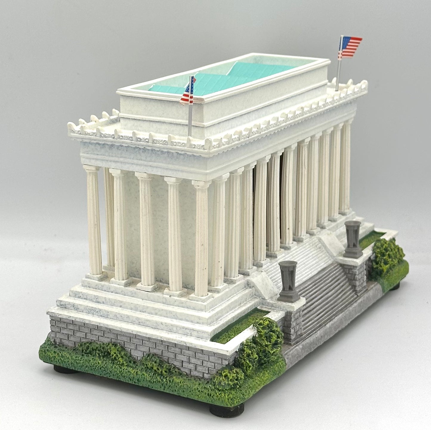 The Bradford Exchange ByHawthorne Village, "Lincoln Memorial Masterpiece" #0586 Lighted Display.