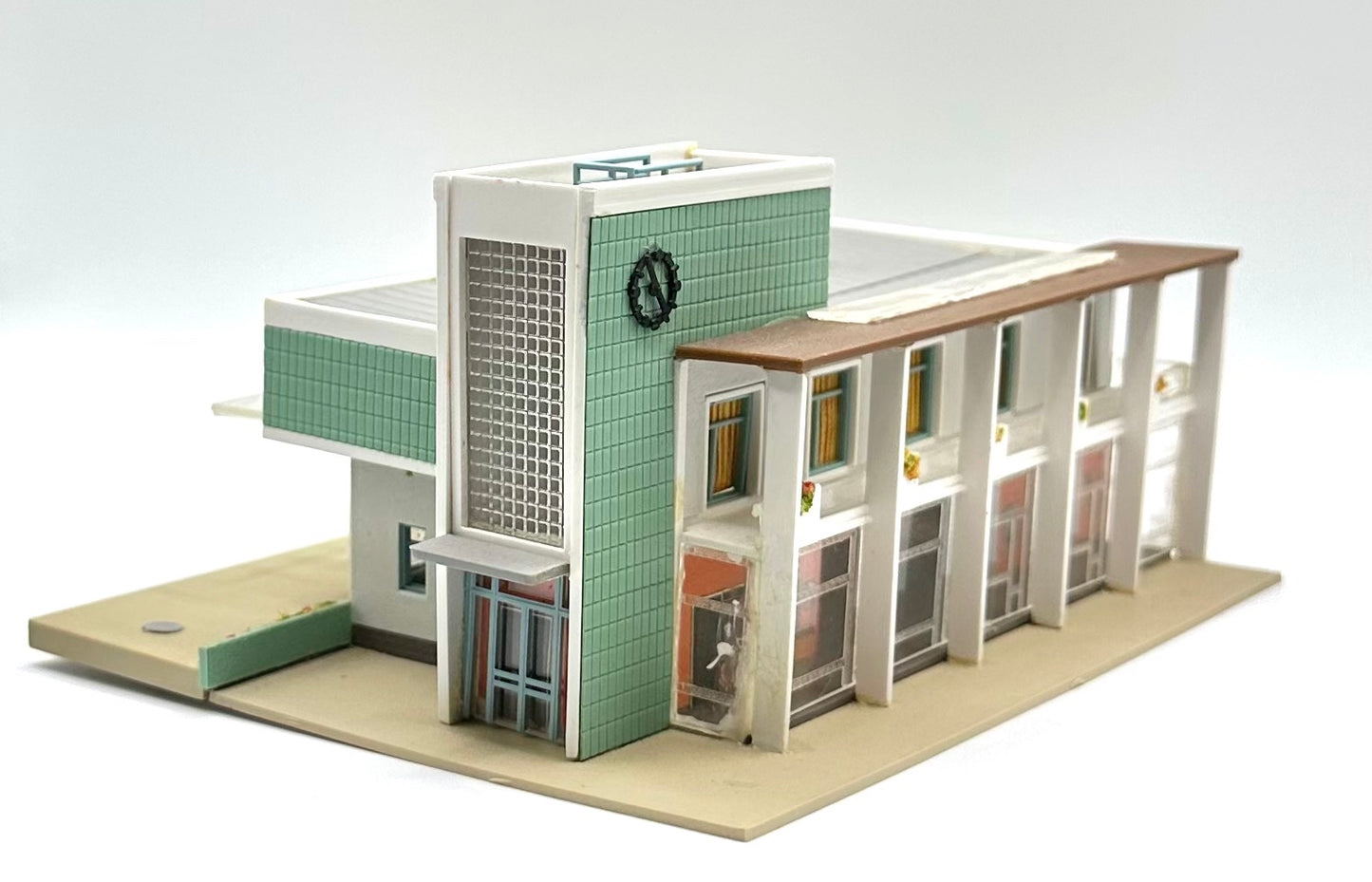 Vollmer N Scale 7510 Modern Mid Century Train Station.