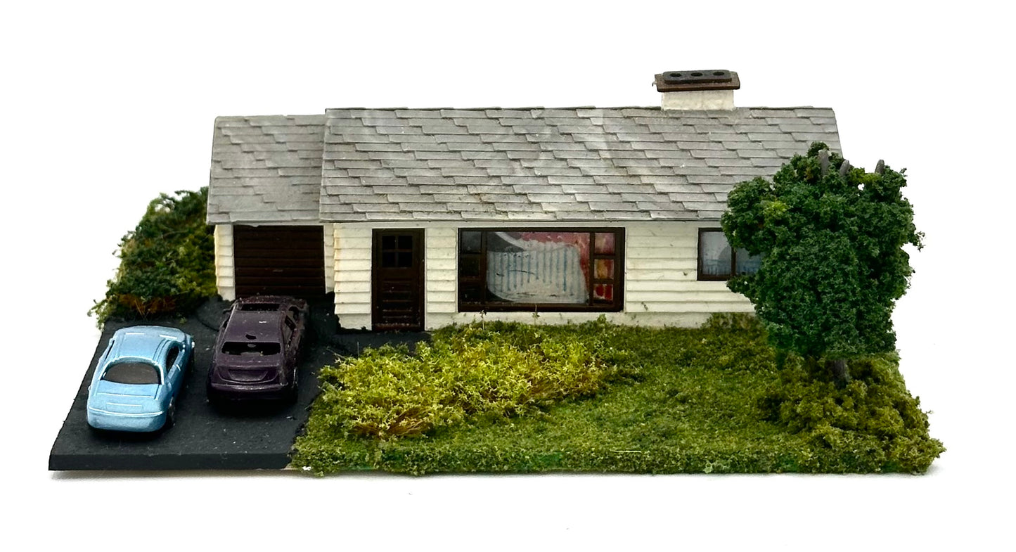 N Scale Single Story Ranch Style House Custom Painted Landscaped Yard Lighted