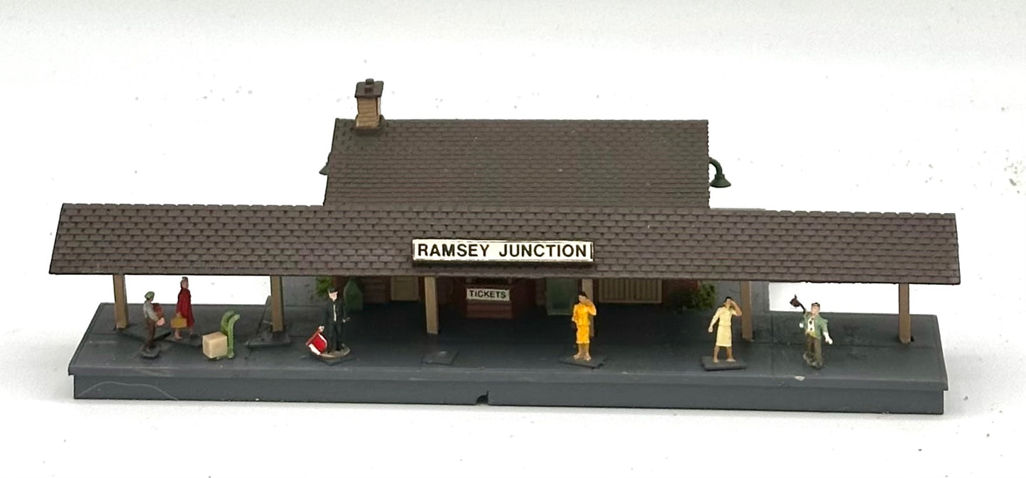 AHM N Scale 5899 "Ramsey Junction " Country Train Station, Fully Assembled.
