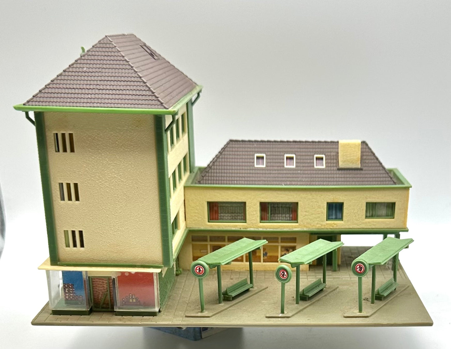Vollmer N Scale Bus Railway Station 19677