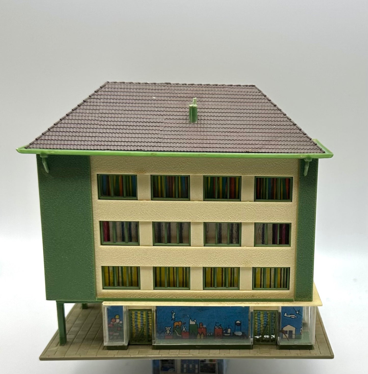 Vollmer N Scale Bus Railway Station 19677