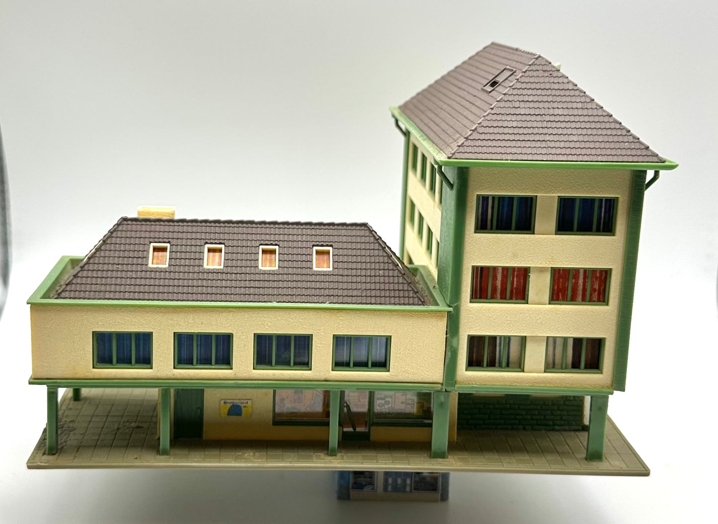 Vollmer N Scale Bus Railway Station 19677