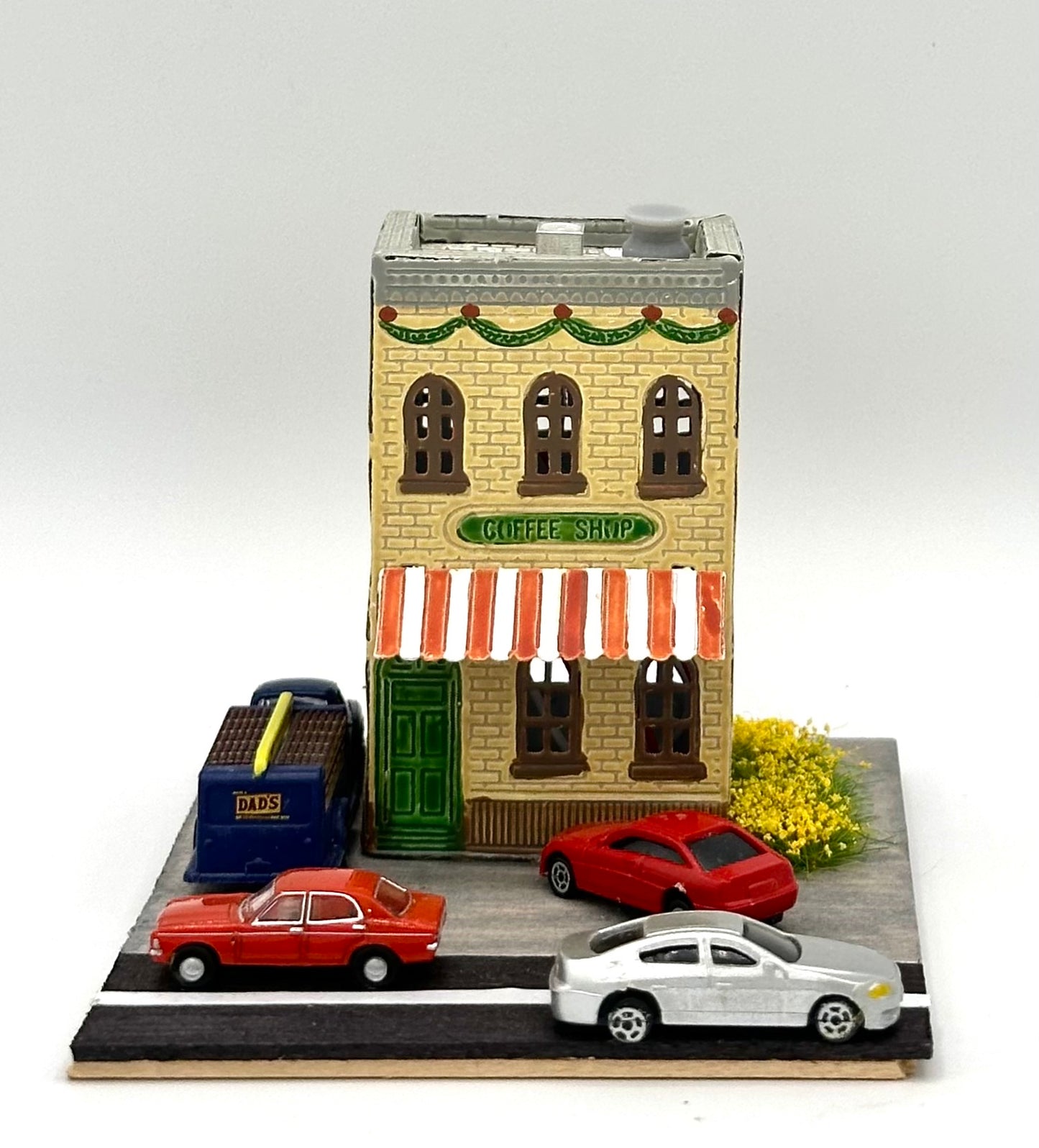N Scale Custom Built/Painted "Coffee Shop" and Yard Fully Assembled New Diorama.