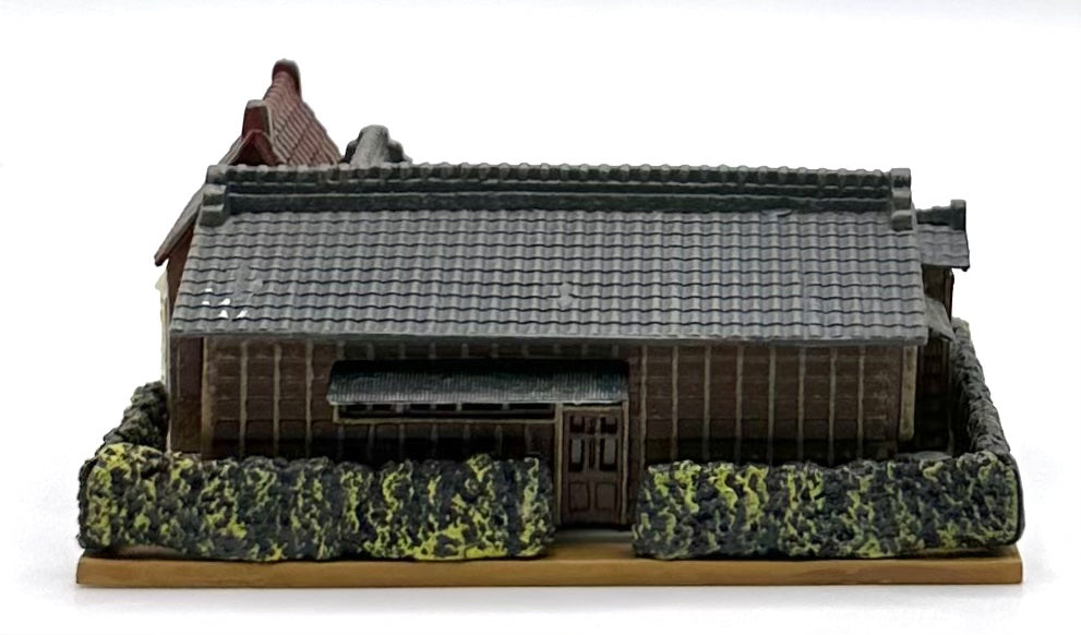 TomyTec N Scale Single Story Ranch House with Hedges