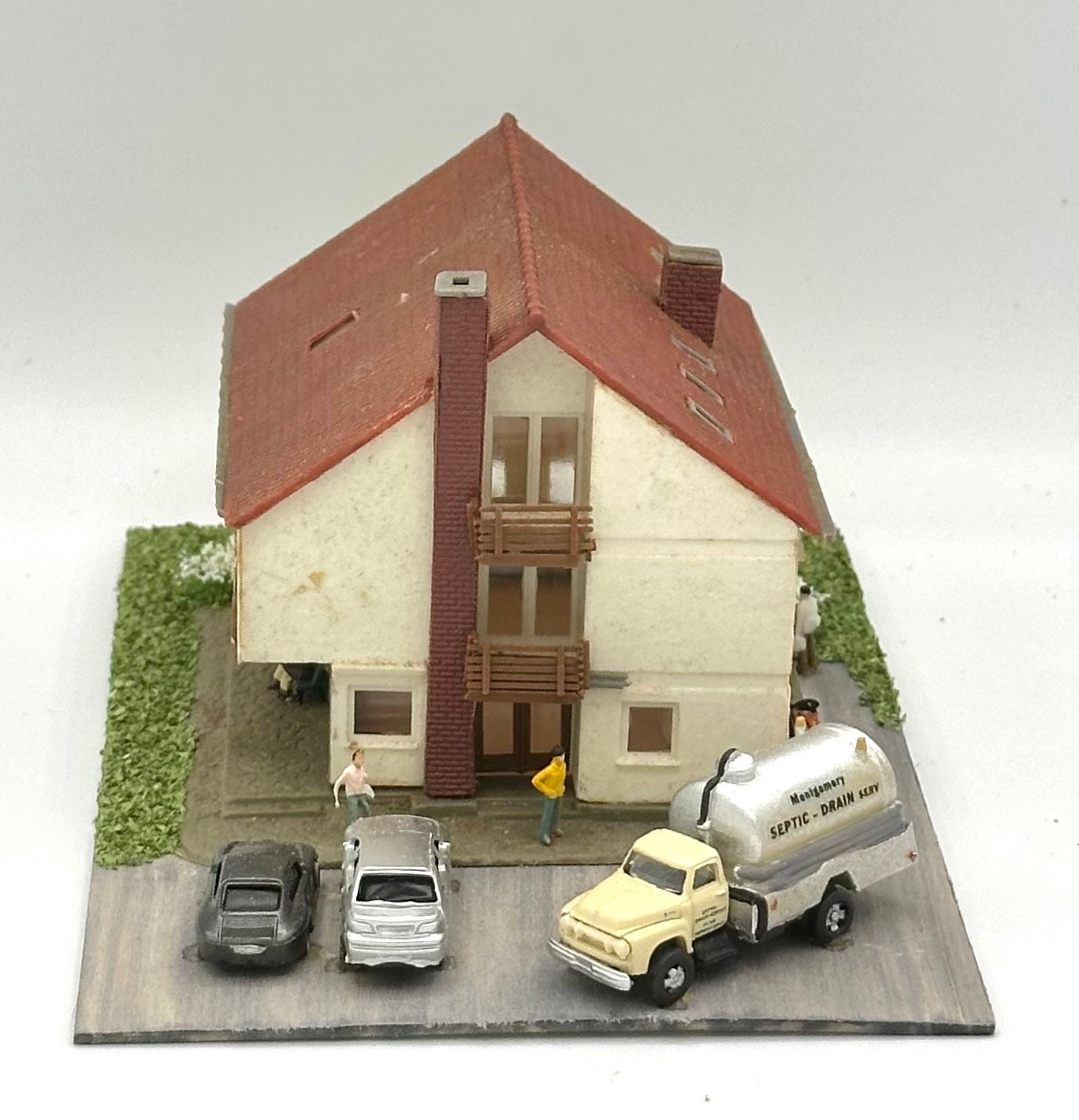 N Scale Modern Weathered 3-Story Apartment Building Fully assembled