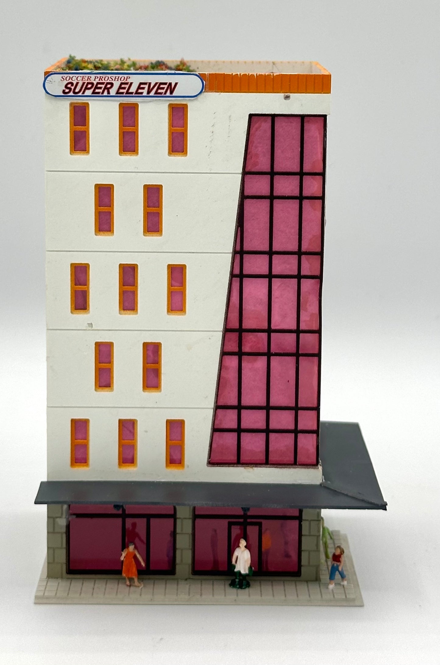 Outlands Style N Scale Custom Built/Painted 6-Story "Seven Eleven" Street/Inside Figures