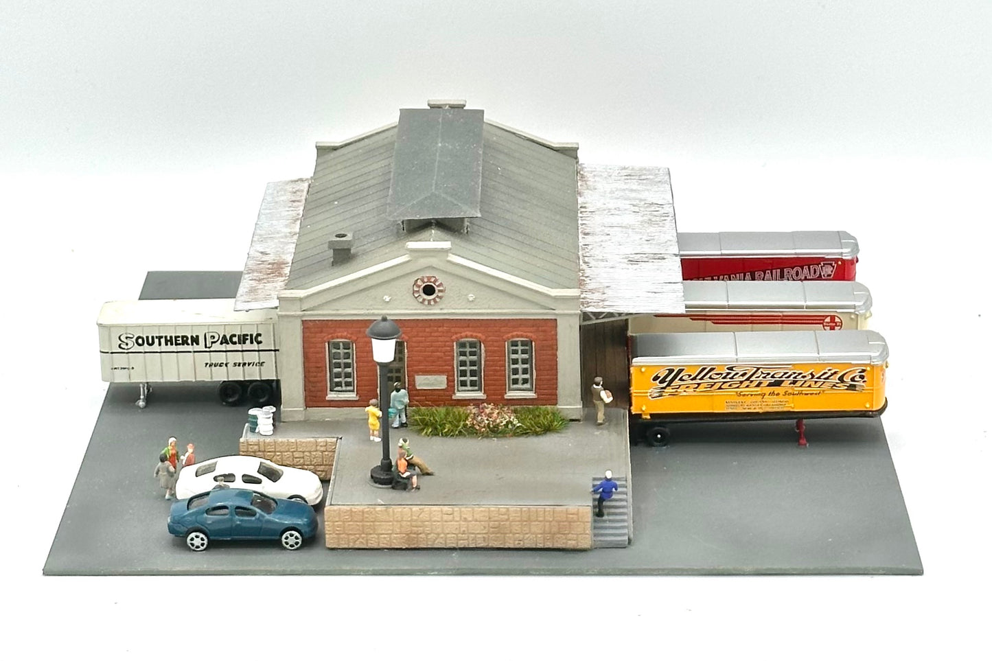 Pola N Scale Custom Weathered Warehouse Fully Assembled Lighted Street Lamp Diorama