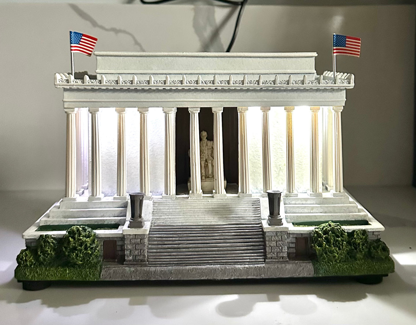 The Bradford Exchange ByHawthorne Village, "Lincoln Memorial Masterpiece" #0586 Lighted Display.